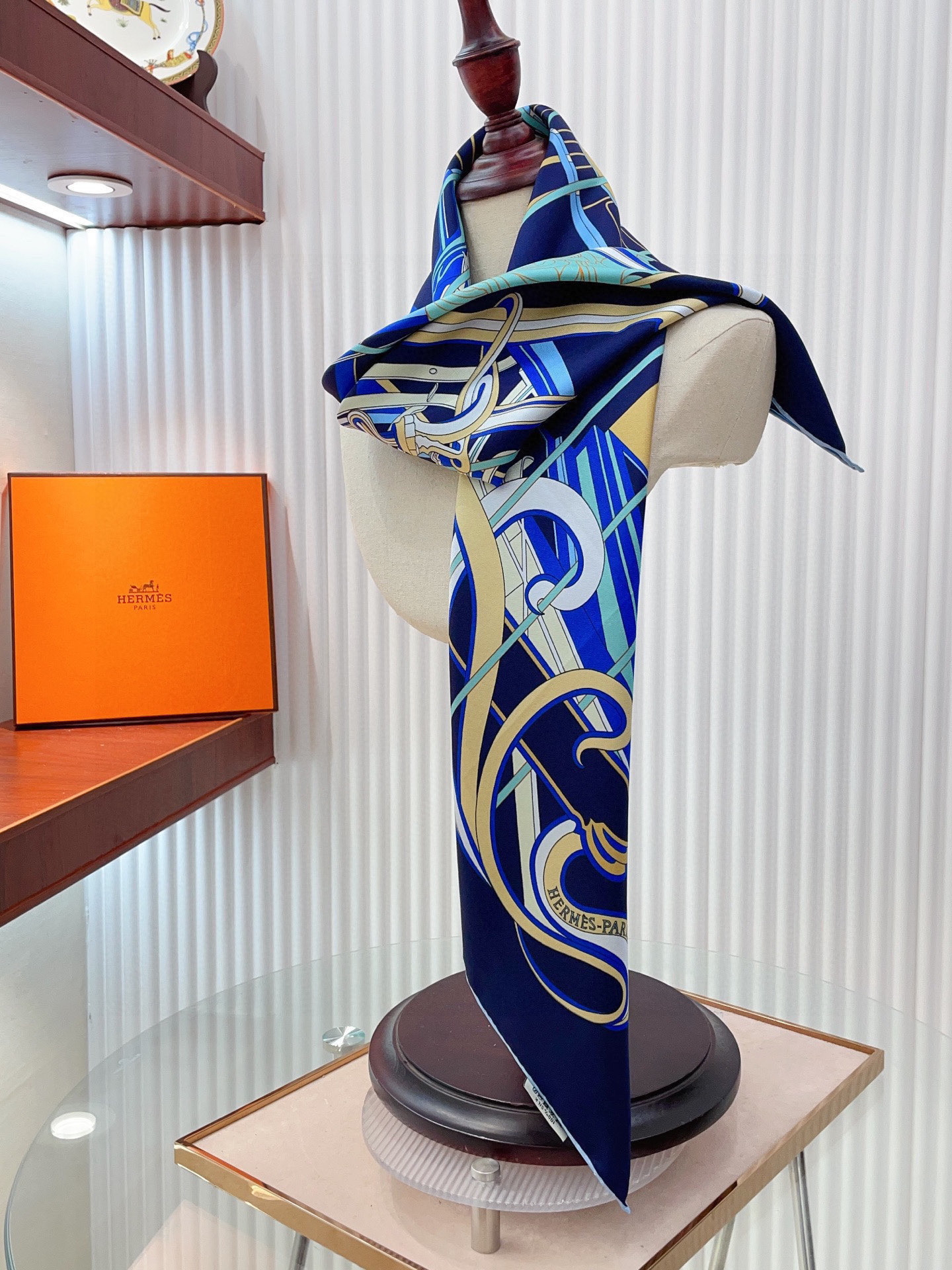 ✨✨【18姆米 双面同色】H**S真丝新款🆕👏👏买了都说好看‼️推荐💕【马鞭起舞 90】真丝方巾，顶级工