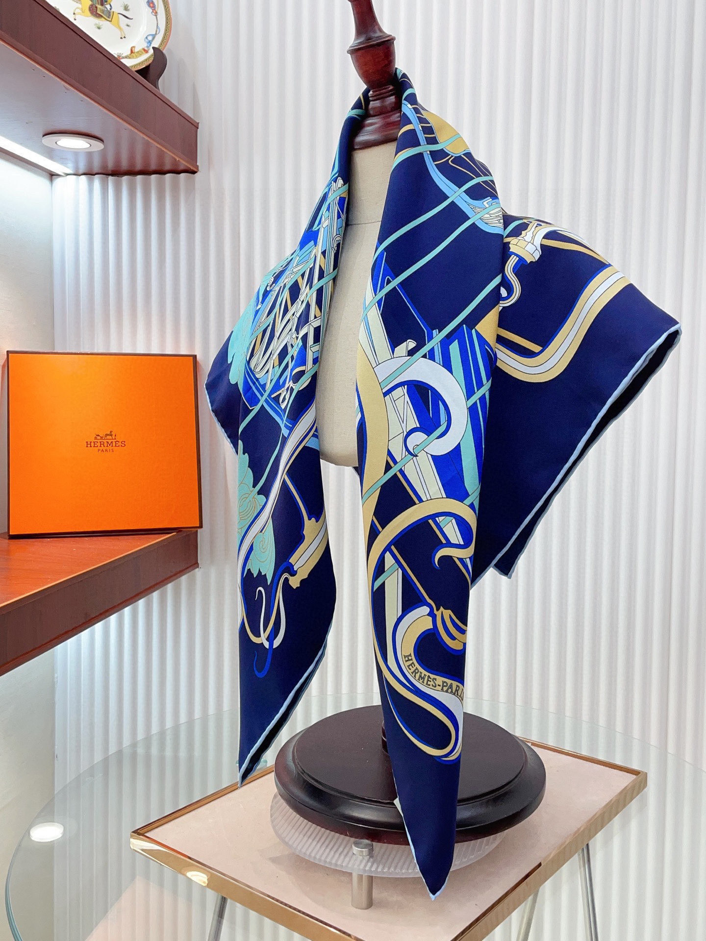 ✨✨【18姆米 双面同色】H**S真丝新款🆕👏👏买了都说好看‼️推荐💕【马鞭起舞 90】真丝方巾，顶级工