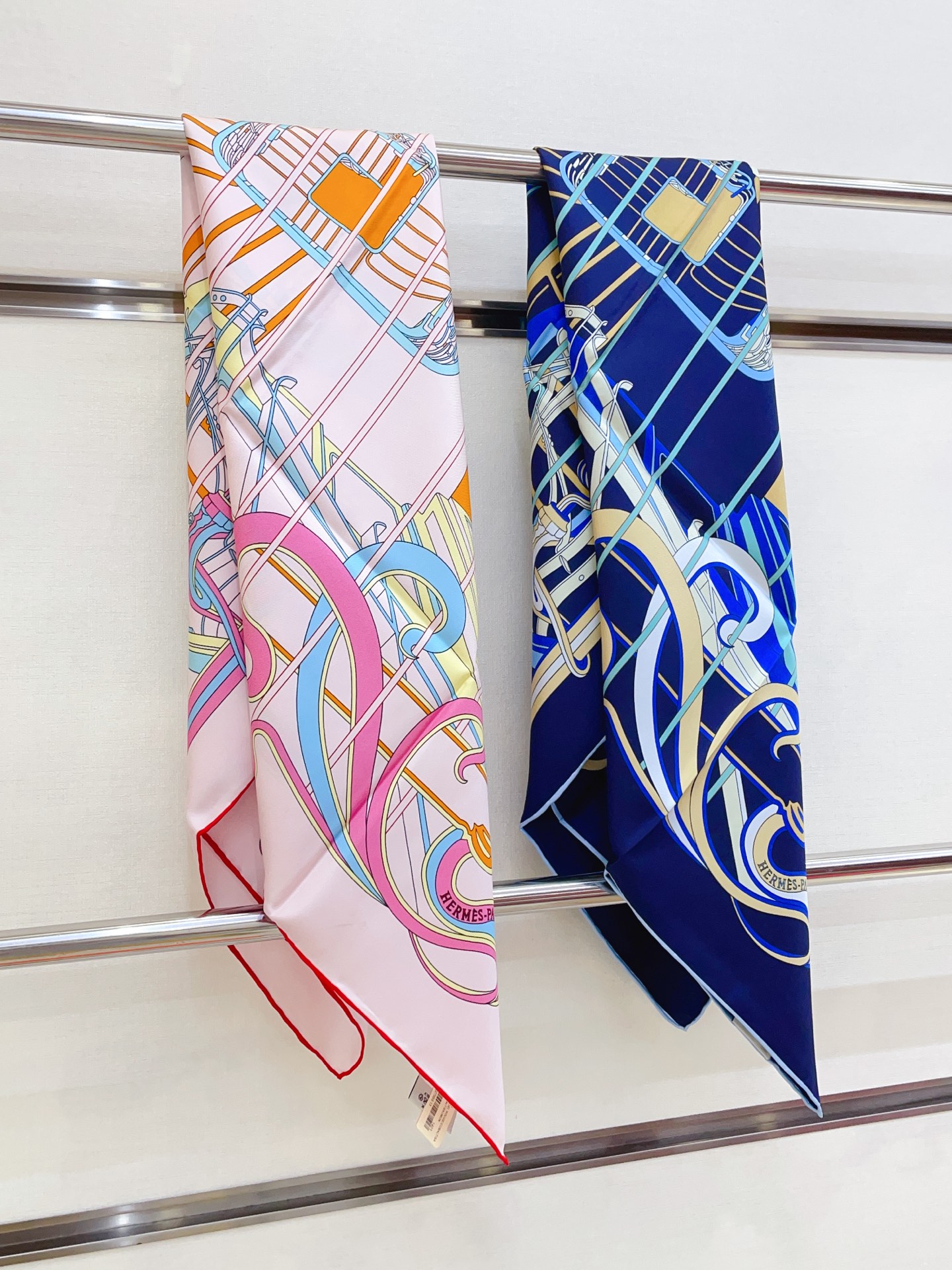 ✨✨【18姆米 双面同色】H**S真丝新款🆕👏👏买了都说好看‼️推荐💕【马鞭起舞 90】真丝方巾，顶级工