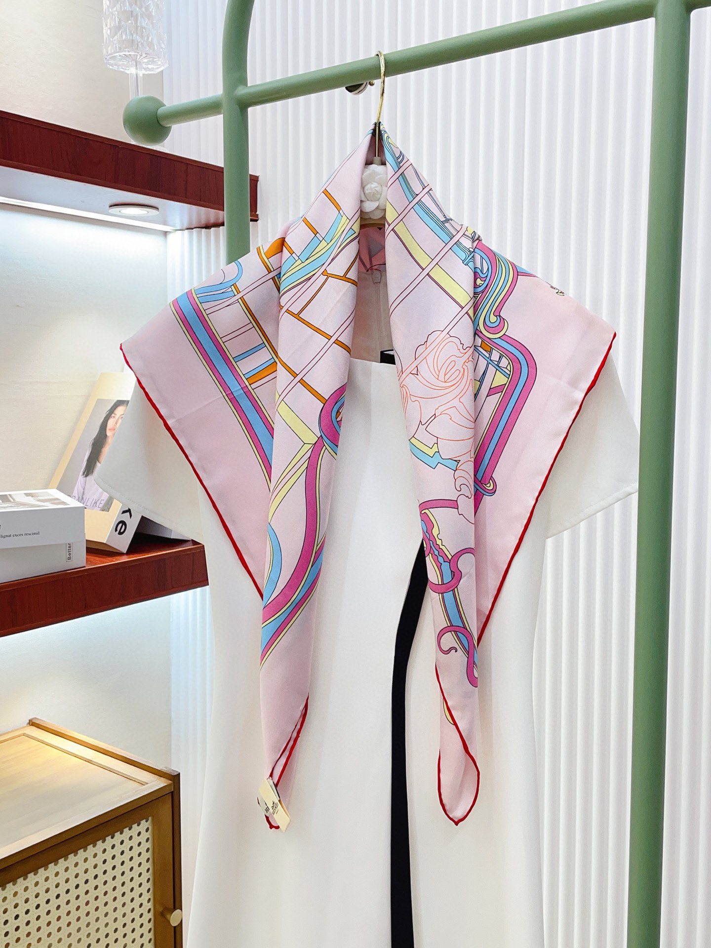 ✨✨【18姆米 双面同色】H**S真丝新款🆕👏👏买了都说好看‼️推荐💕【马鞭起舞 90】真丝方巾，顶级工