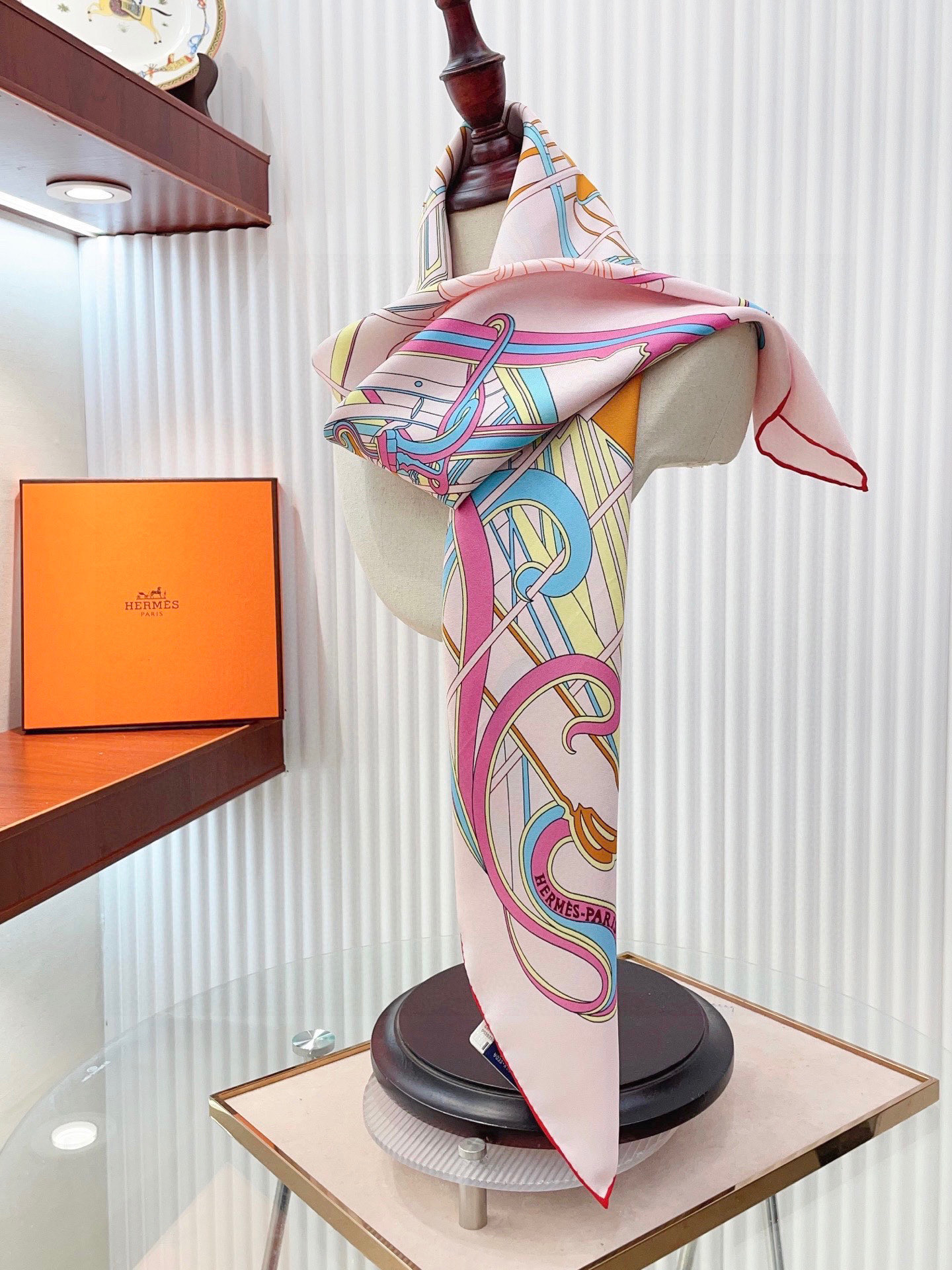 ✨✨【18姆米 双面同色】H**S真丝新款🆕👏👏买了都说好看‼️推荐💕【马鞭起舞 90】真丝方巾，顶级工