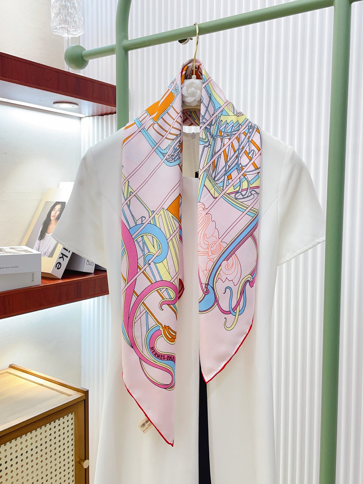 ✨✨【18姆米 双面同色】H**S真丝新款🆕👏👏买了都说好看‼️推荐💕【马鞭起舞 90】真丝方巾，顶级工