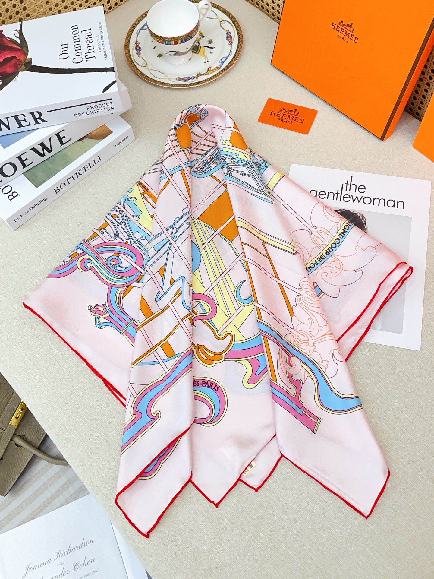 ✨✨【18姆米 双面同色】H**S真丝新款🆕👏👏买了都说好看‼️推荐💕【马鞭起舞 90】真丝方巾，顶级工