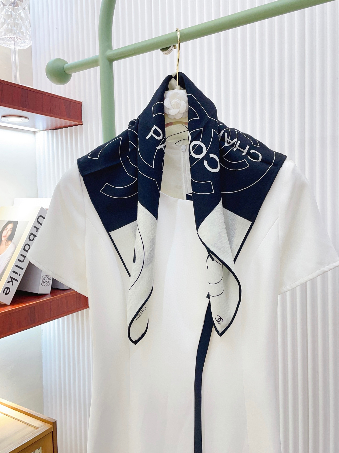 ✨✨【丝毛款 双面同色】新品小香家【小方巾】秋冬丝毛款 随意切换造型 ,小巧又不失优雅的款式 60*60