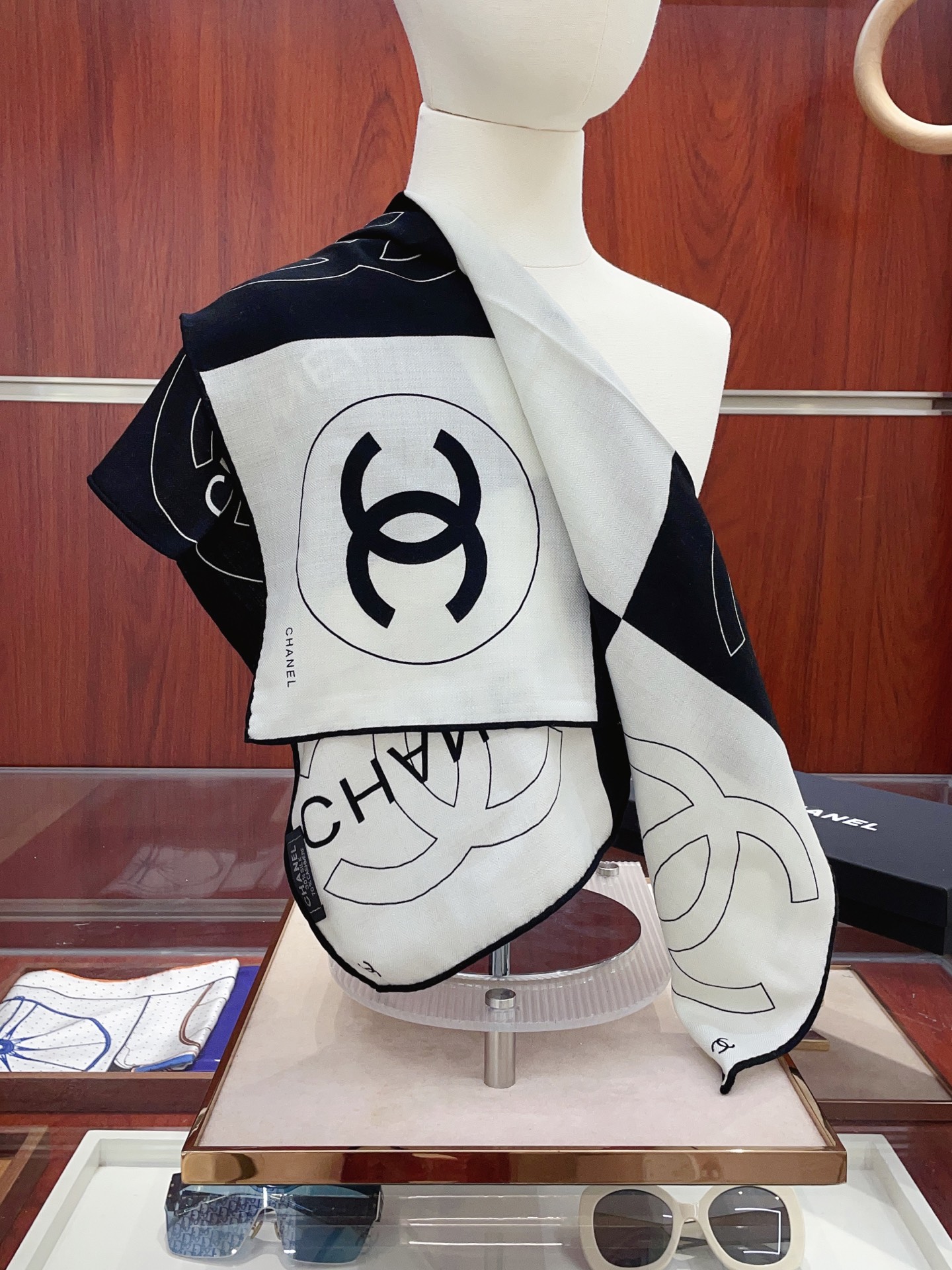 ✨✨【丝毛款 双面同色】新品小香家【小方巾】秋冬丝毛款 随意切换造型 ,小巧又不失优雅的款式 60*60