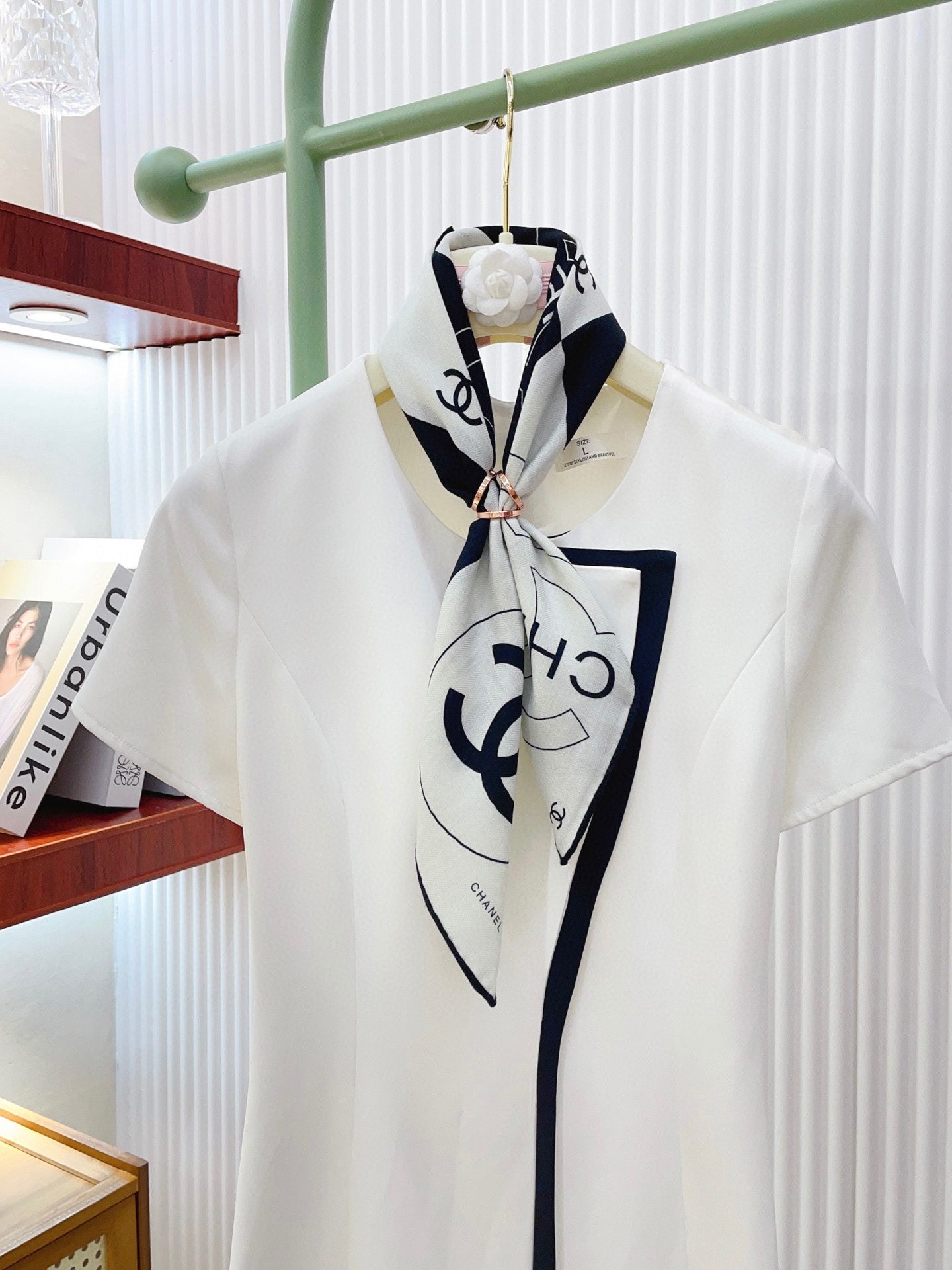 ✨✨【丝毛款 双面同色】新品小香家【小方巾】秋冬丝毛款 随意切换造型 ,小巧又不失优雅的款式 60*60