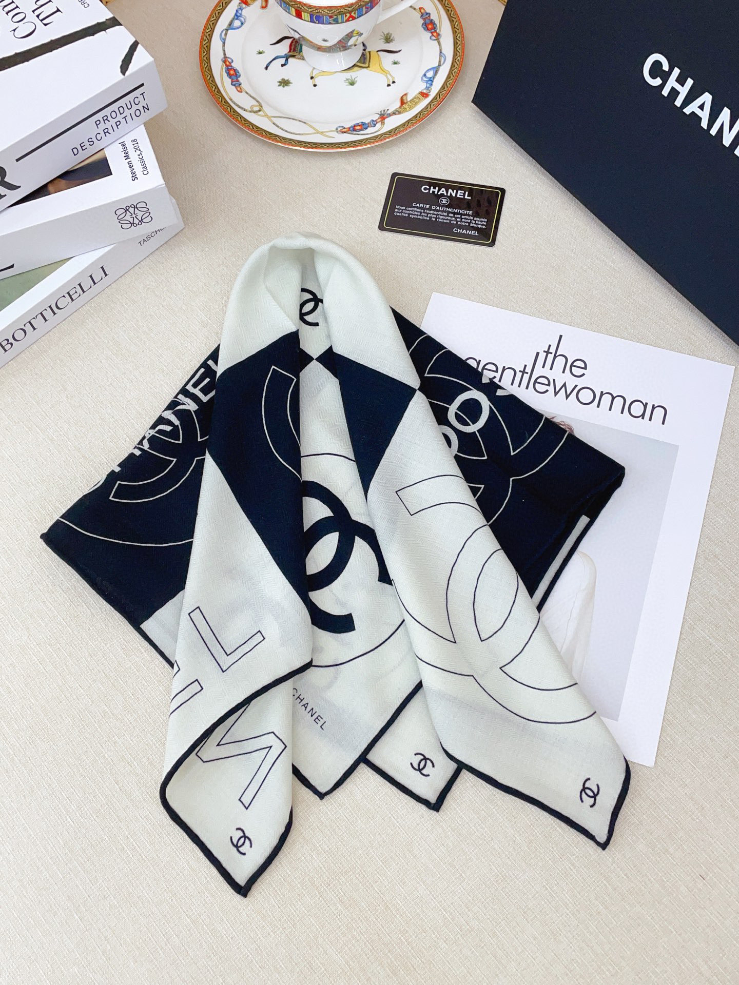 ✨✨【丝毛款 双面同色】新品小香家【小方巾】秋冬丝毛款 随意切换造型 ,小巧又不失优雅的款式 60*60