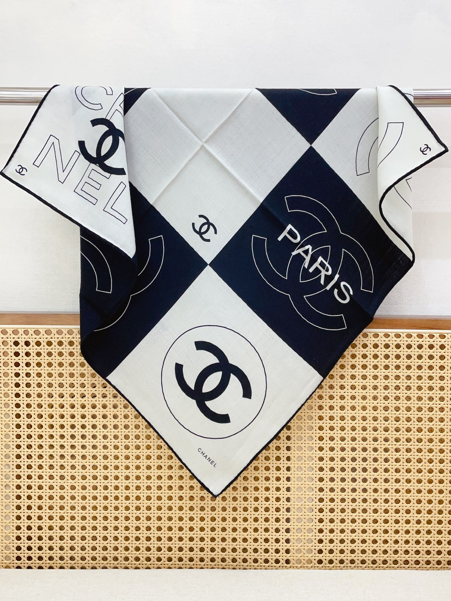 ✨✨【丝毛款 双面同色】新品小香家【小方巾】秋冬丝毛款 随意切换造型 ,小巧又不失优雅的款式 60*60