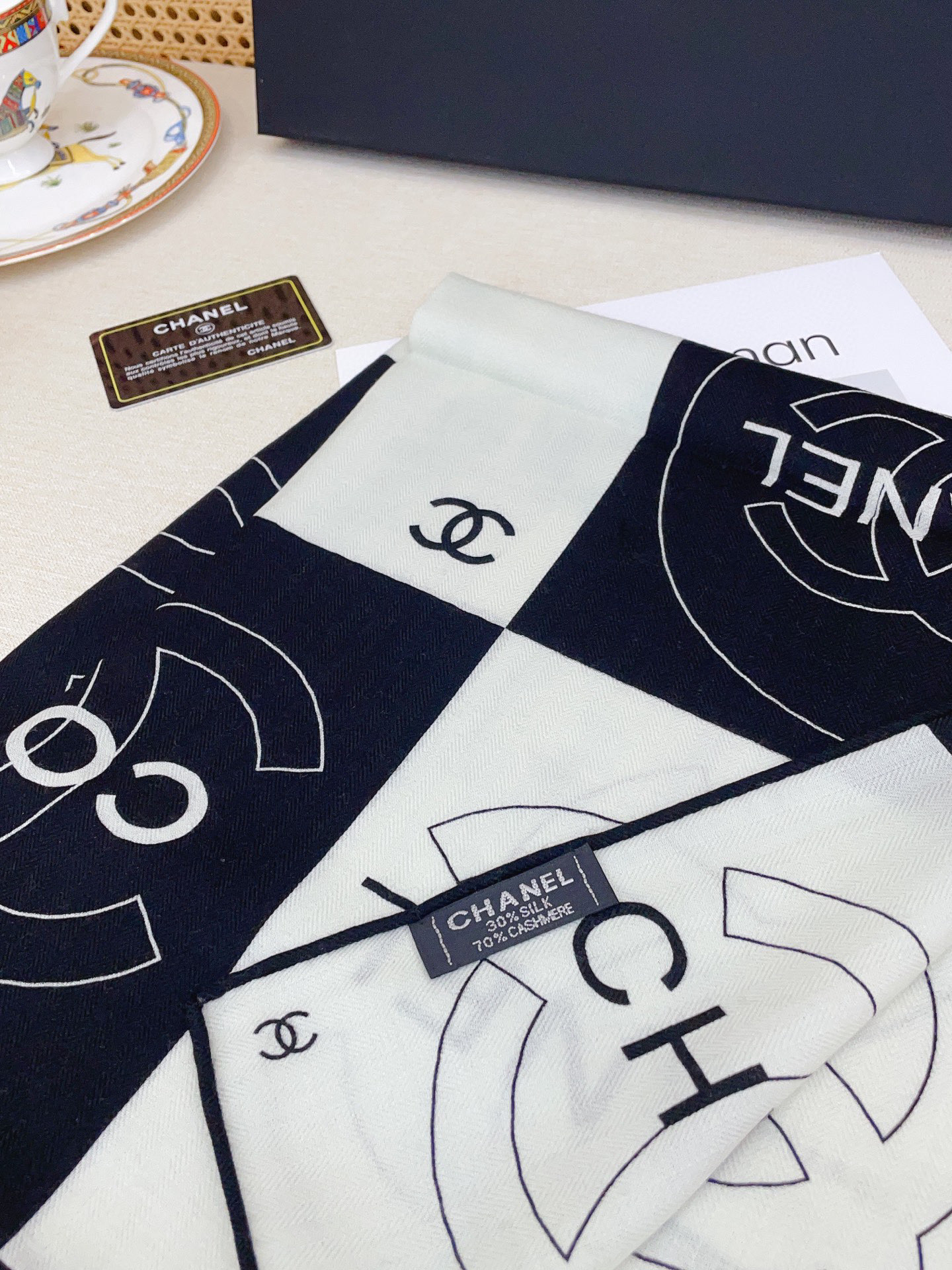 ✨✨【丝毛款 双面同色】新品小香家【小方巾】秋冬丝毛款 随意切换造型 ,小巧又不失优雅的款式 60*60