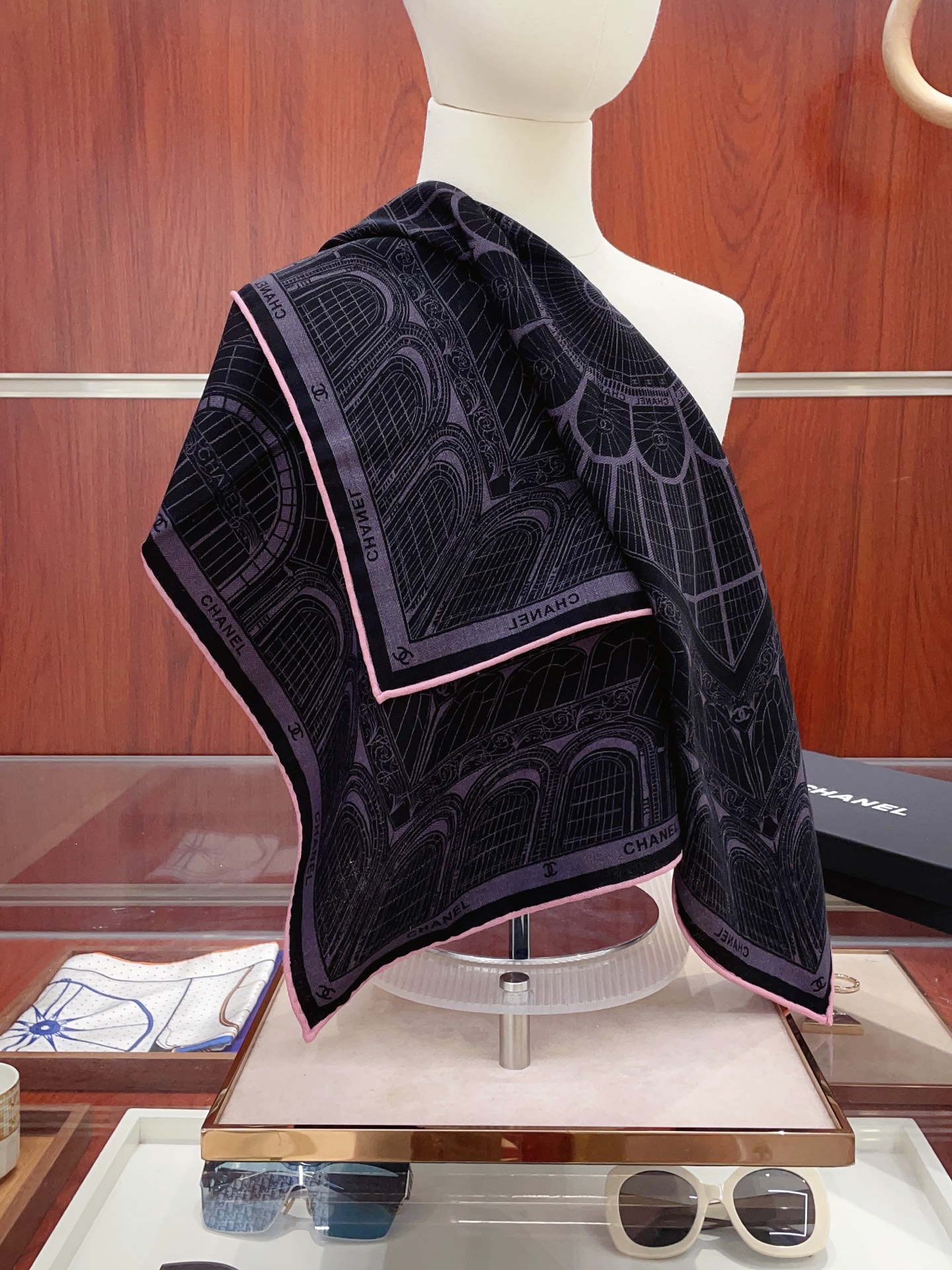 NO:341389,[Silk wool style, double-sided and same color] New Xiaoxiangjia [small square scarf] Autumn and winter silk wool style, switch the shape at will, small and elegant style 60*60 gold size, high-end and fashionable without being too ostentatious, very design-like!  The new series released this year~ It is really beautiful with such a design!  Must-enter!  The upper body effect is so high-end and elegant!  High-version scarf, high-version scarf, chanel, gold19860909【丝毛款 双面同色】新品小香家【小方巾】秋冬丝毛款 随意切换造型 ,小巧又不失优雅的款式 60*60 黄金尺寸 高级时尚又不会过于张扬,很有设计感~气质到骨子里！今年新出的系列~真的被这样的设计美！必入！上身效果简直高级优雅气质到不行！高版本围巾,高版本围巾,chanel,gold,scarf