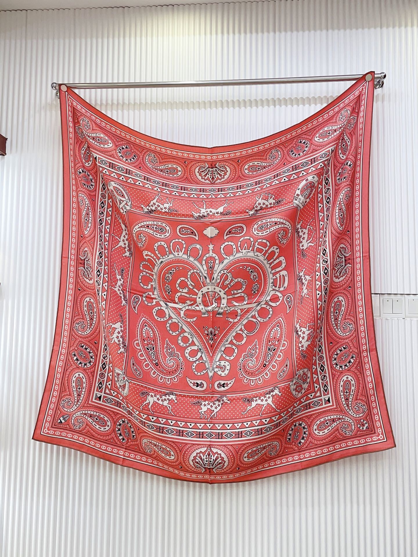 ✨✨【双面同色 丝毛款】H家羊绒新款 买了都说好看‼️推荐💕【爱心骏马 140】羊绒方巾‼️H家ZG爆款