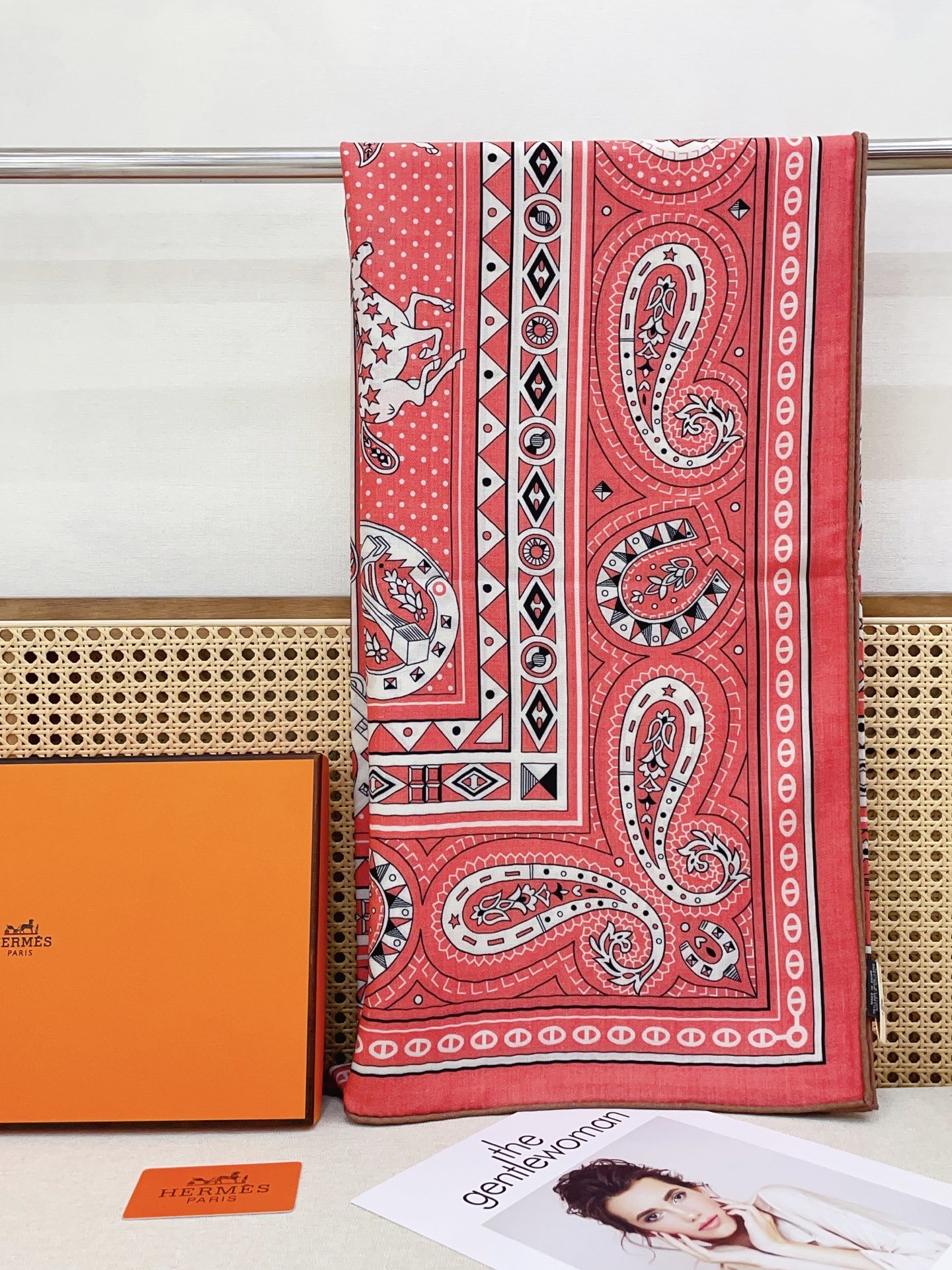 ✨✨【双面同色 丝毛款】H家羊绒新款 买了都说好看‼️推荐💕【爱心骏马 140】羊绒方巾‼️H家ZG爆款