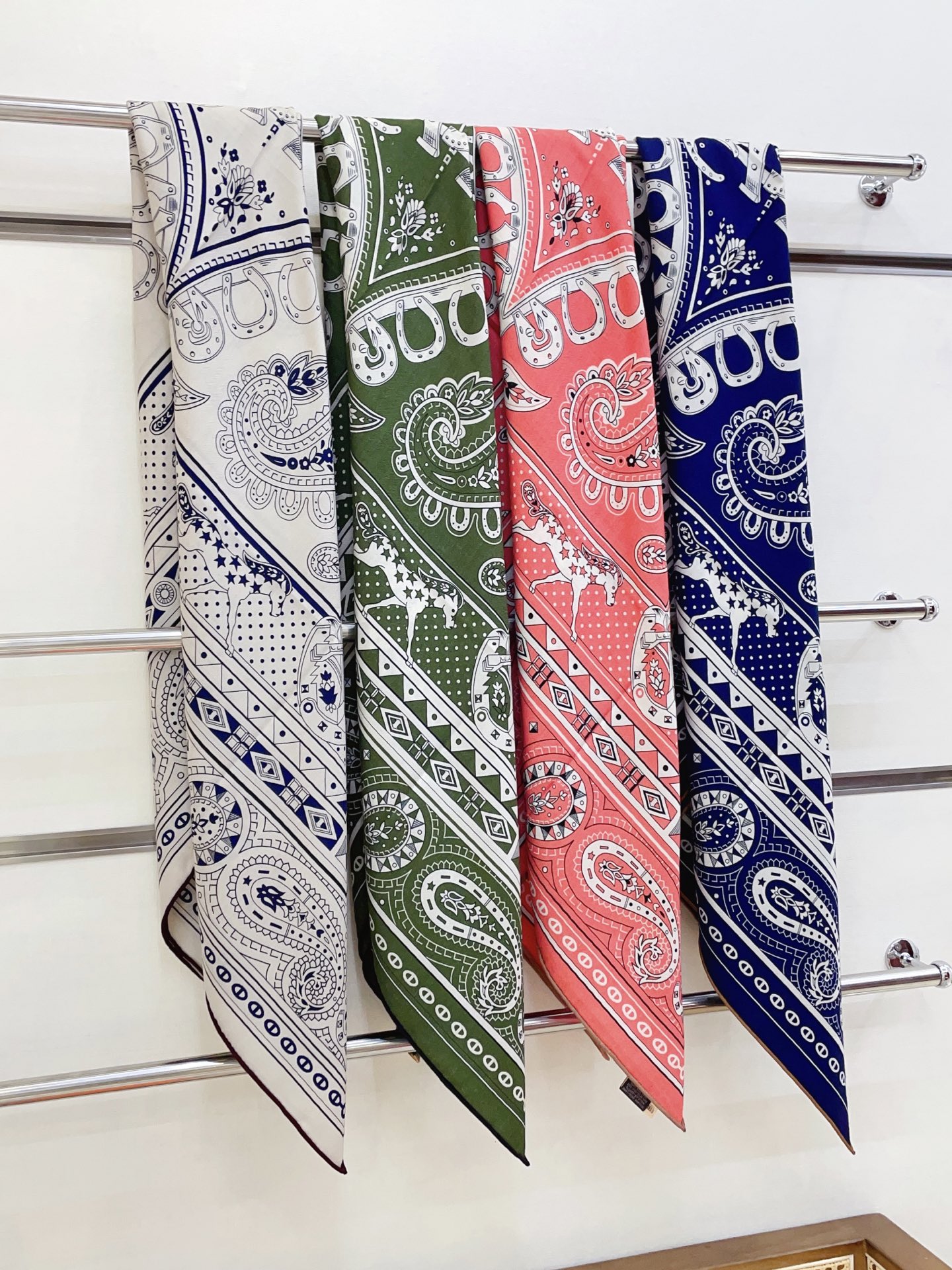 ✨✨【双面同色 丝毛款】H家羊绒新款 买了都说好看‼️推荐💕【爱心骏马 140】羊绒方巾‼️H家ZG爆款