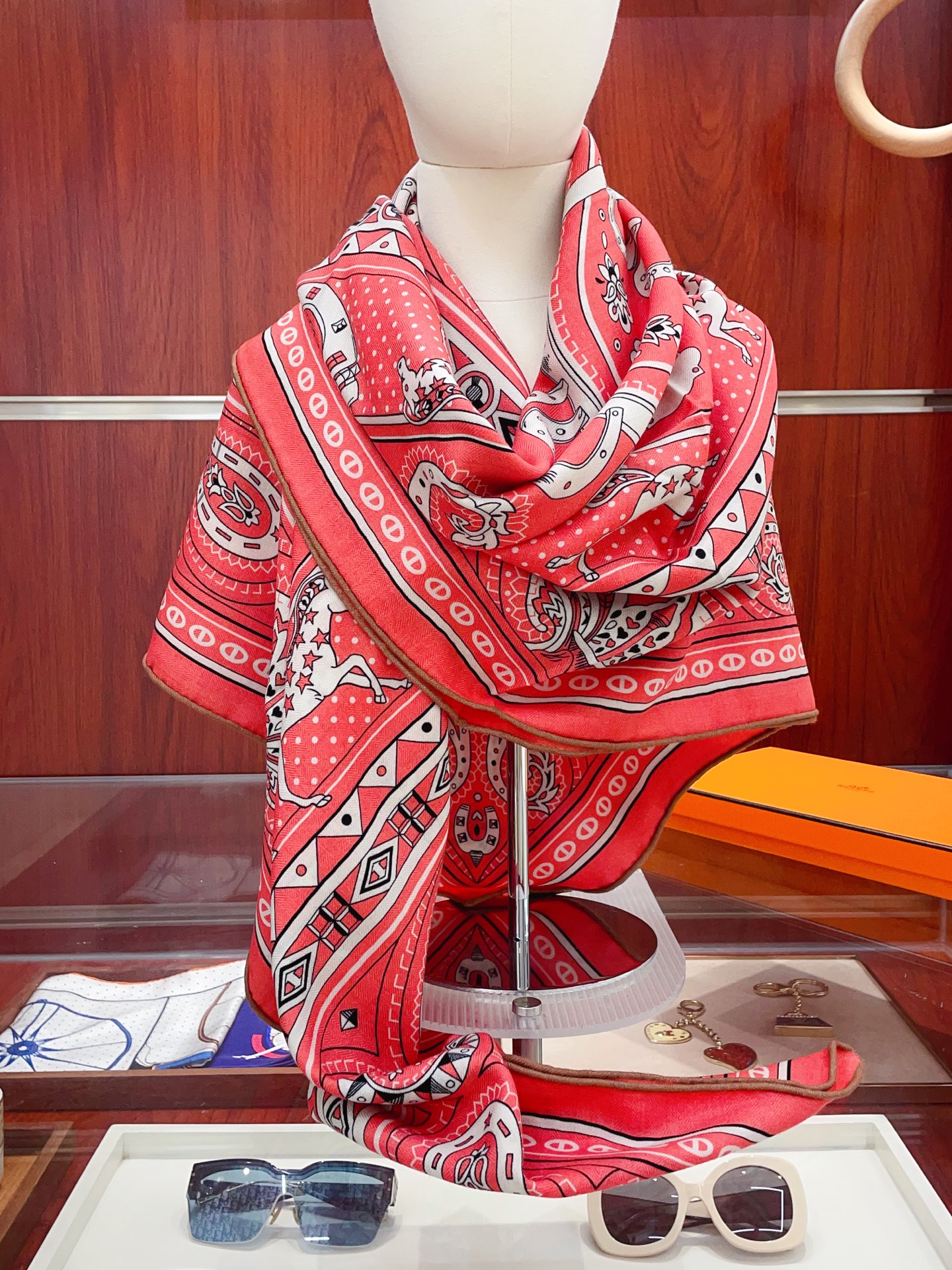 ✨✨【双面同色 丝毛款】H家羊绒新款 买了都说好看‼️推荐💕【爱心骏马 140】羊绒方巾‼️H家ZG爆款