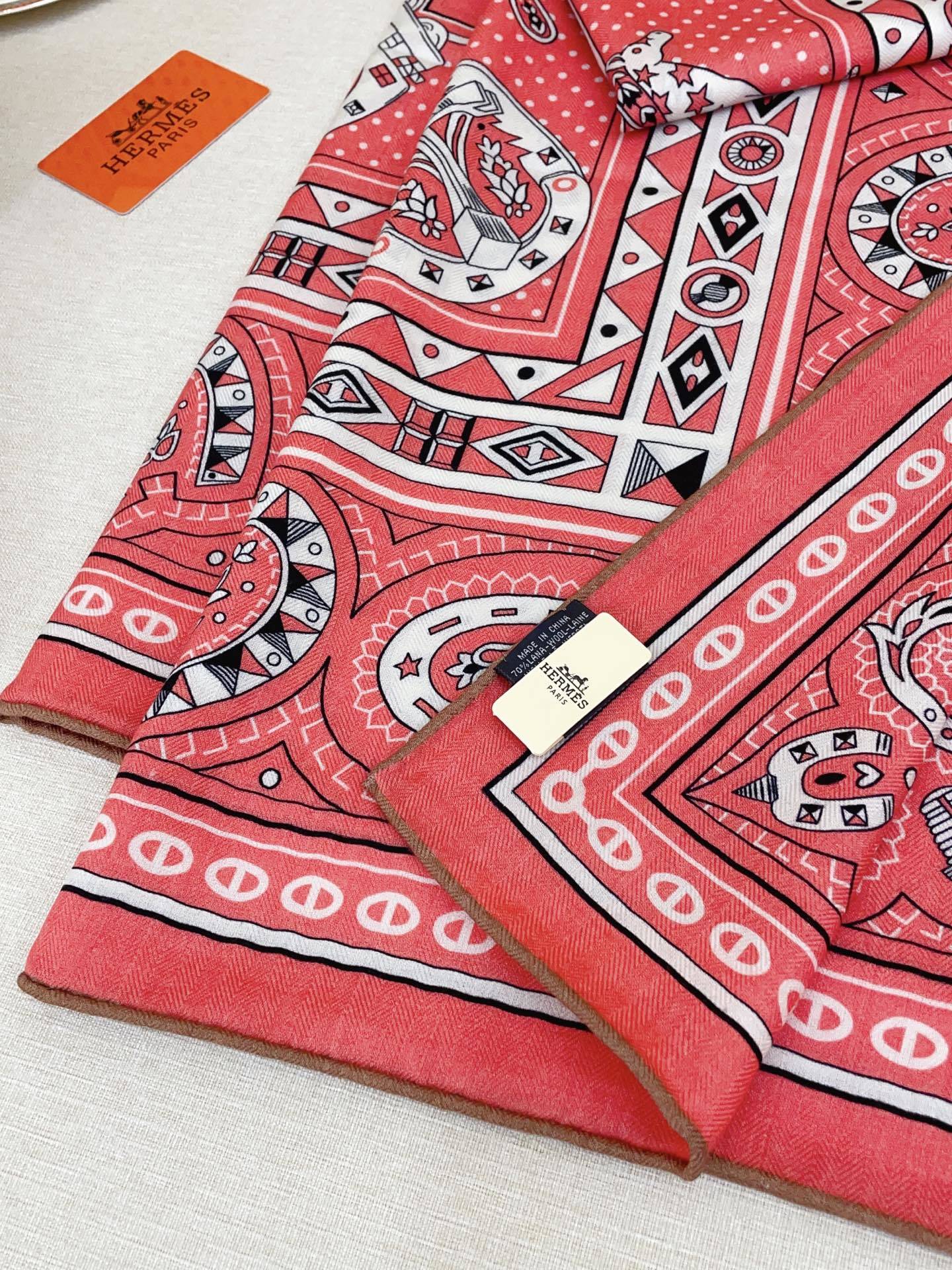 ✨✨【双面同色 丝毛款】H家羊绒新款 买了都说好看‼️推荐💕【爱心骏马 140】羊绒方巾‼️H家ZG爆款