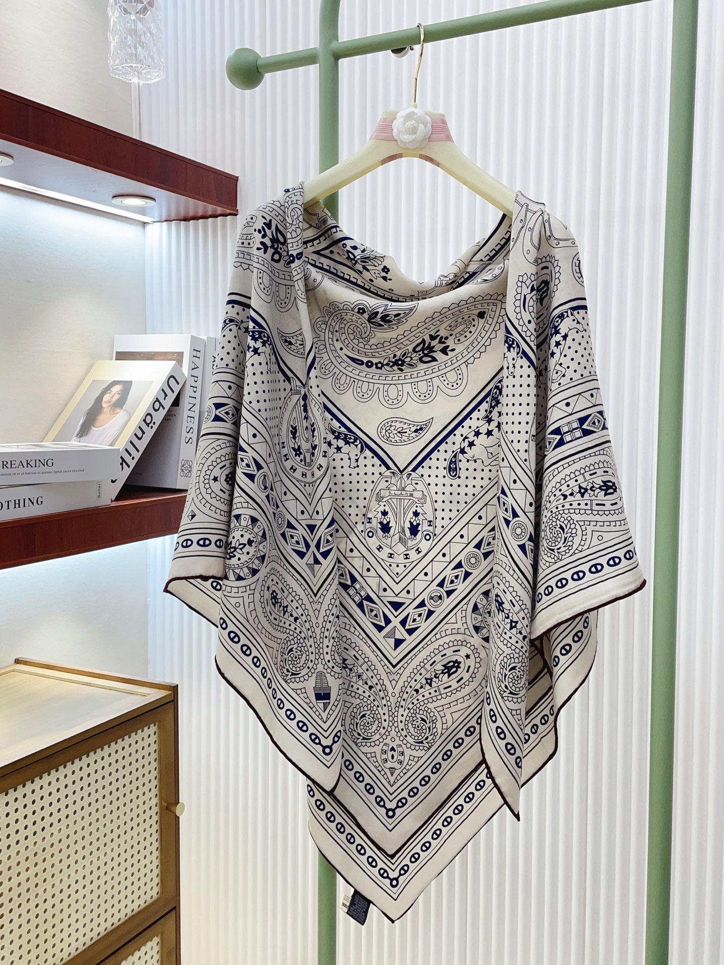 ✨✨【双面同色 丝毛款】H家羊绒新款 买了都说好看‼️推荐💕【爱心骏马 140】羊绒方巾‼️H家ZG爆款