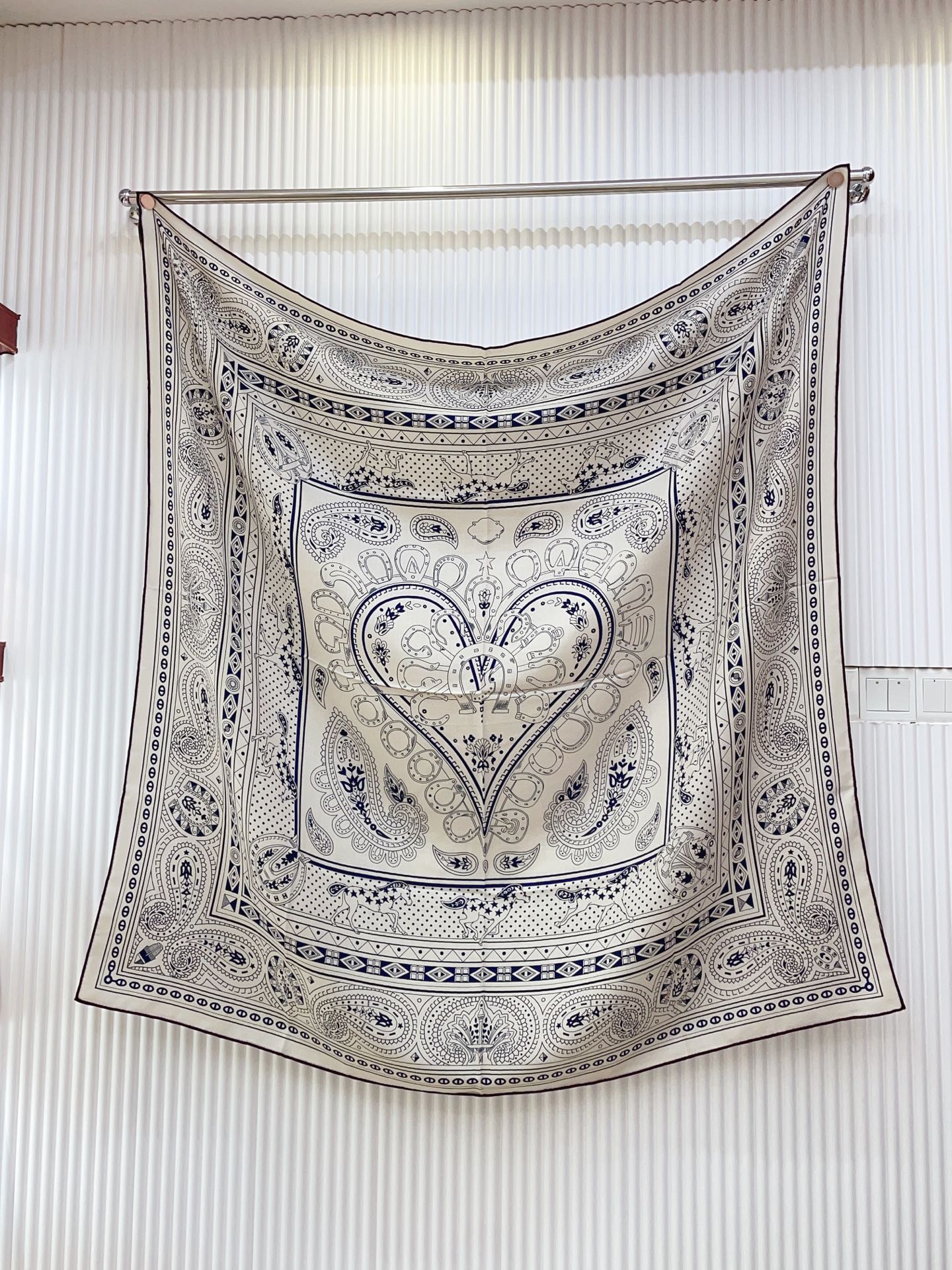 ✨✨【双面同色 丝毛款】H家羊绒新款 买了都说好看‼️推荐💕【爱心骏马 140】羊绒方巾‼️H家ZG爆款