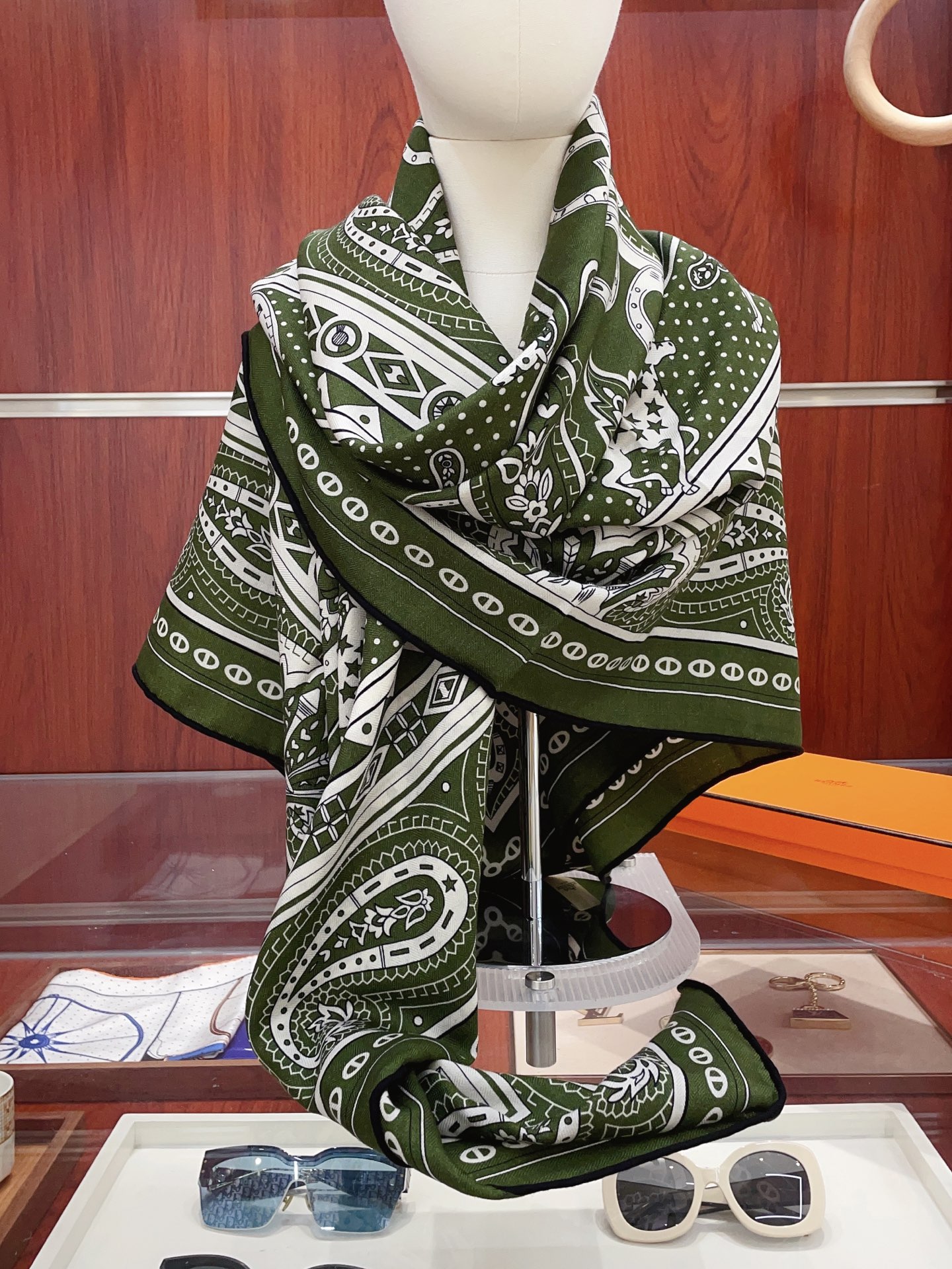 ✨✨【双面同色 丝毛款】H家羊绒新款 买了都说好看‼️推荐💕【爱心骏马 140】羊绒方巾‼️H家ZG爆款