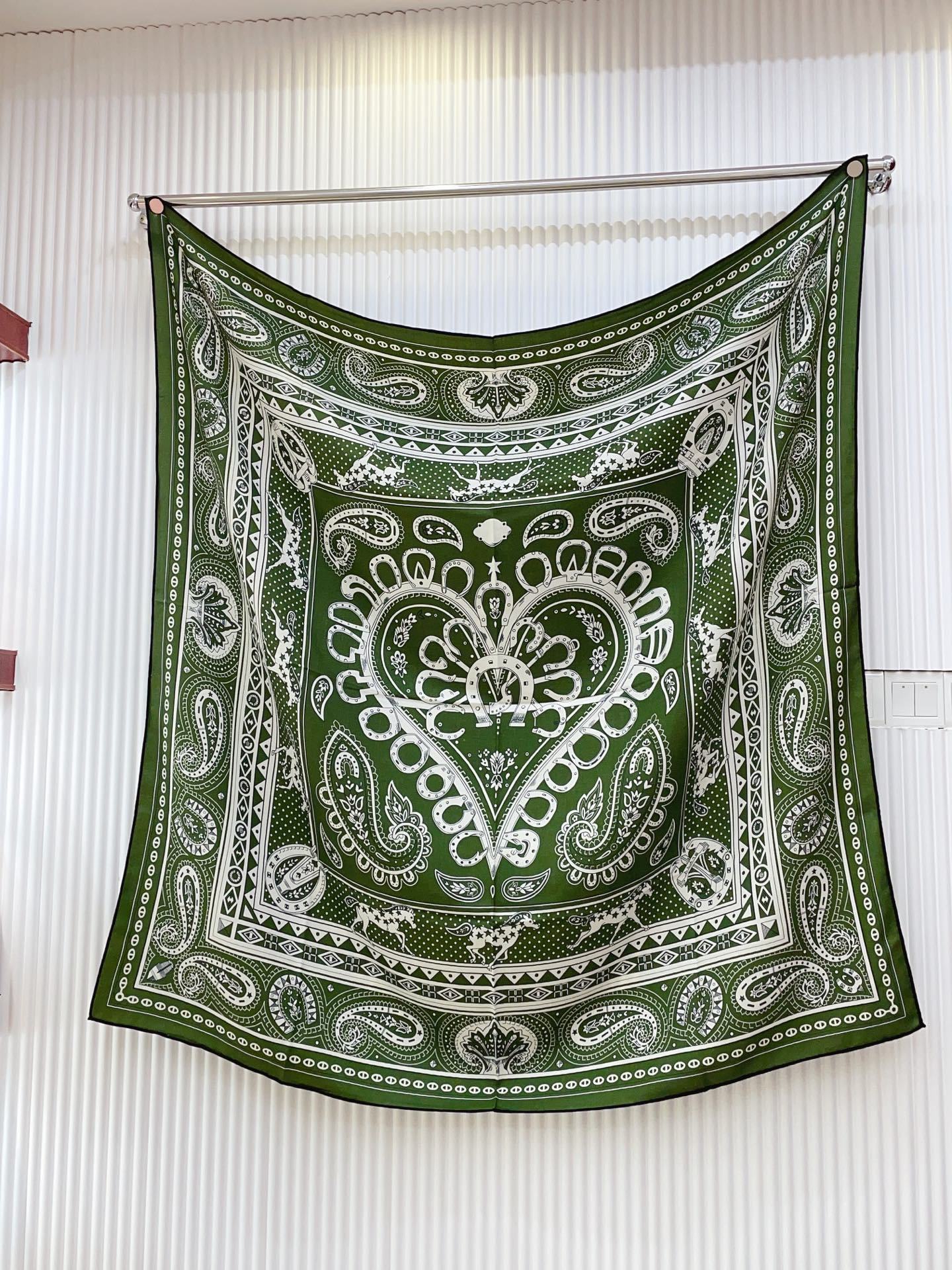 ✨✨【双面同色 丝毛款】H家羊绒新款 买了都说好看‼️推荐💕【爱心骏马 140】羊绒方巾‼️H家ZG爆款