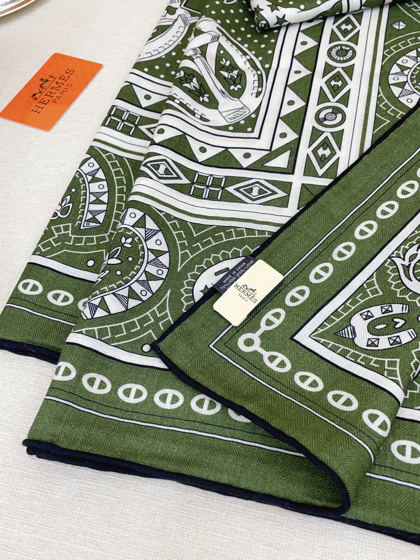 ✨✨【双面同色 丝毛款】H家羊绒新款 买了都说好看‼️推荐💕【爱心骏马 140】羊绒方巾‼️H家ZG爆款