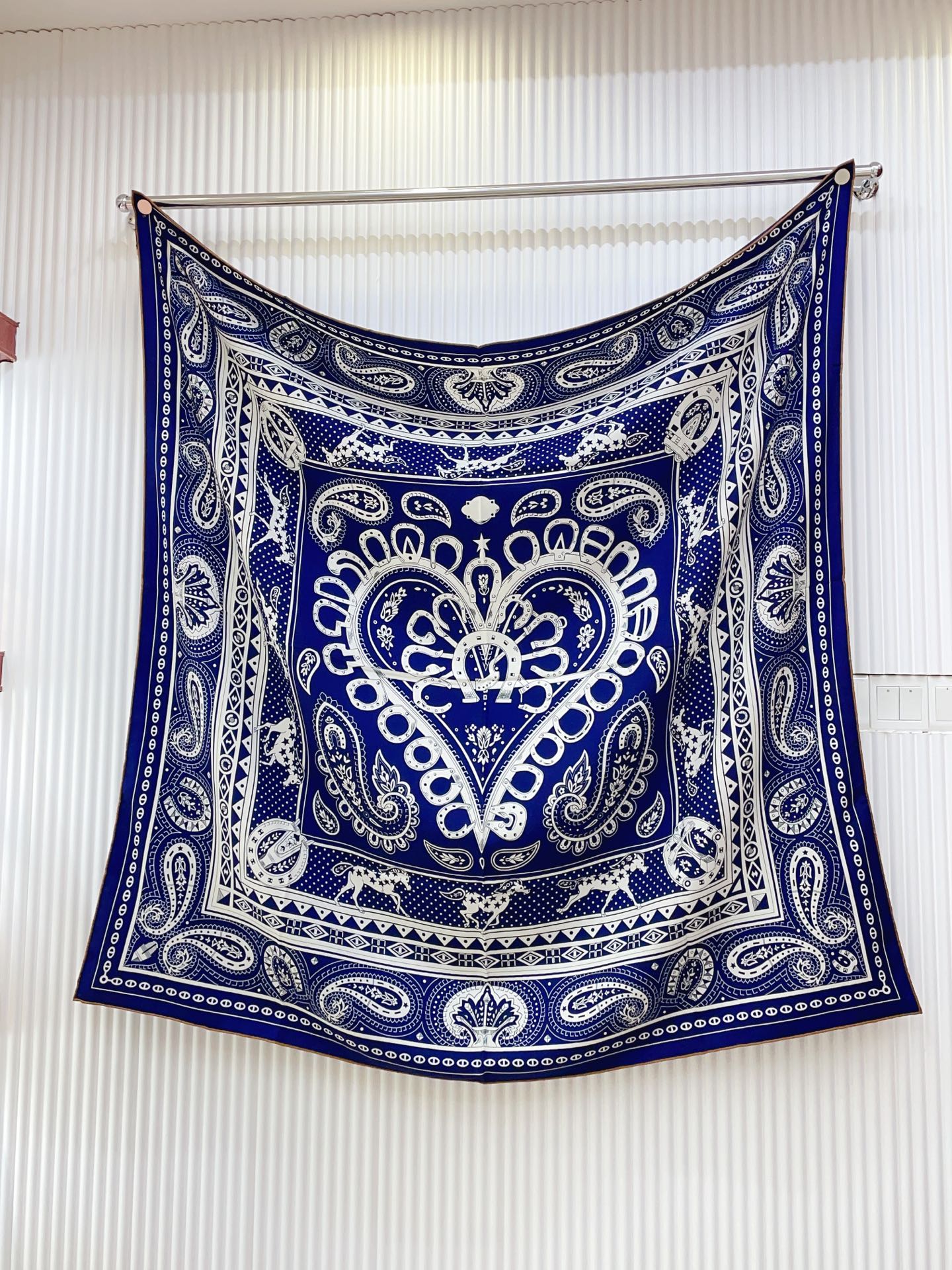 ✨✨【双面同色 丝毛款】H家羊绒新款 买了都说好看‼️推荐💕【爱心骏马 140】羊绒方巾‼️H家ZG爆款