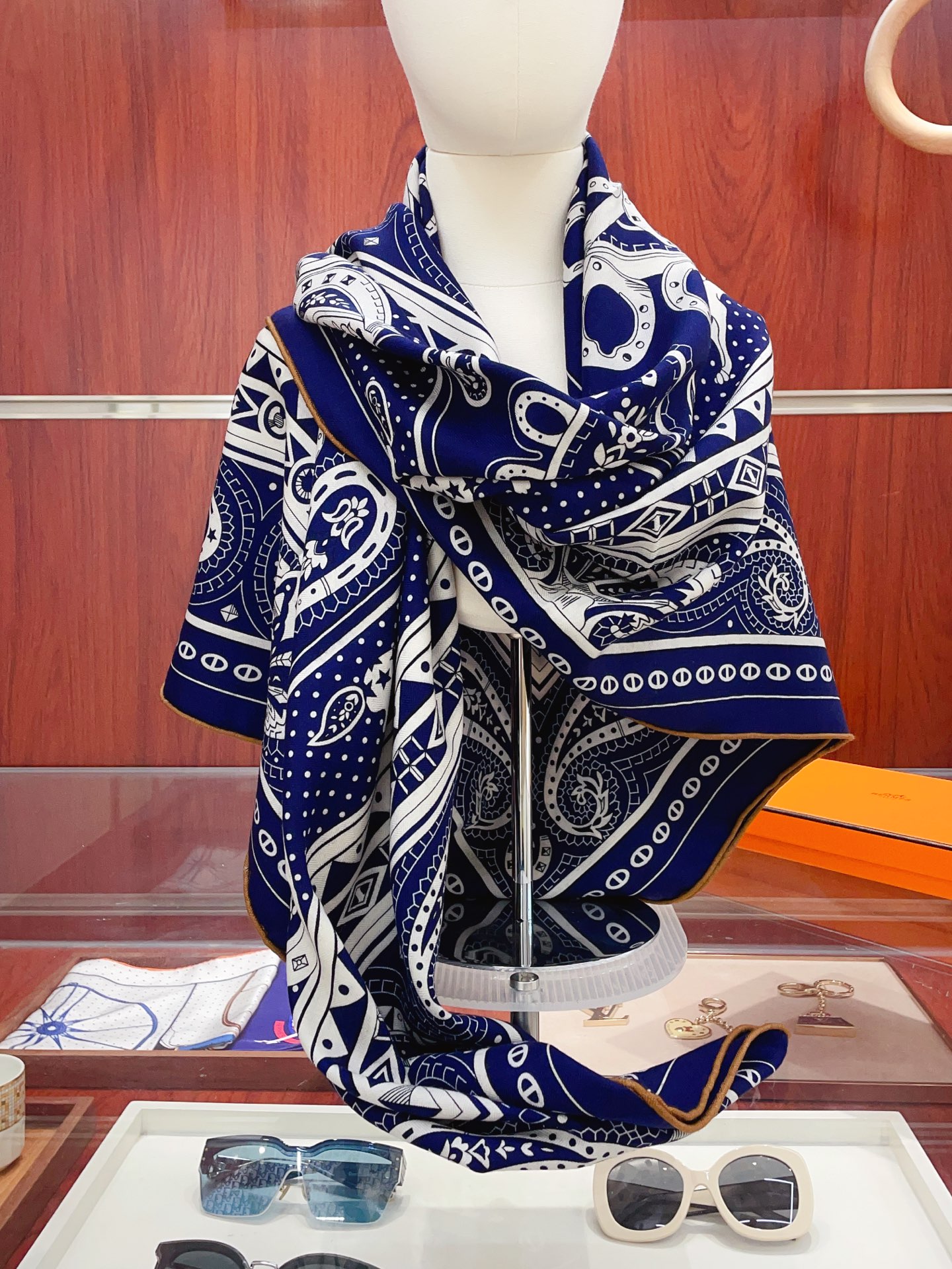 ✨✨【双面同色 丝毛款】H家羊绒新款 买了都说好看‼️推荐💕【爱心骏马 140】羊绒方巾‼️H家ZG爆款