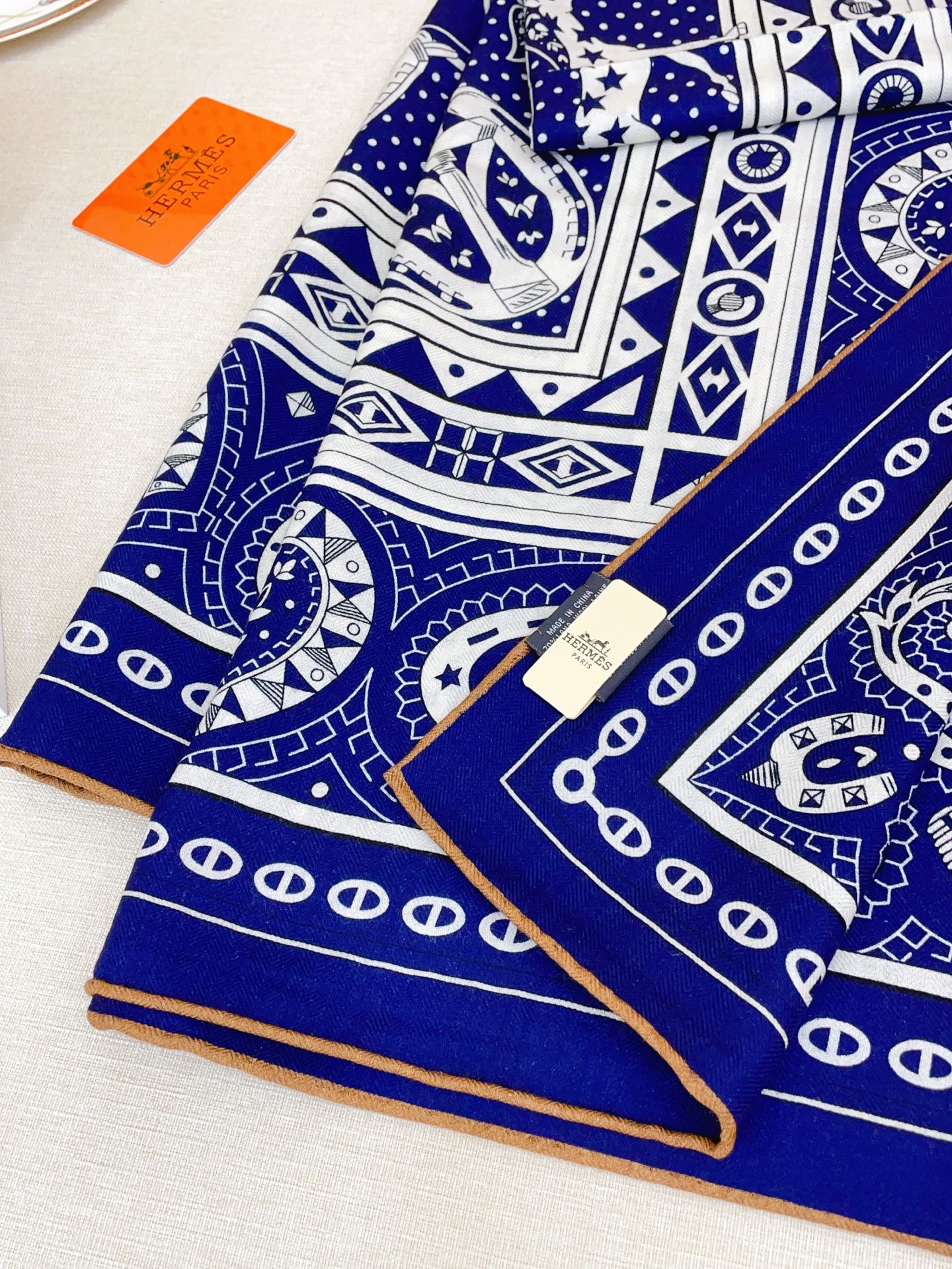 ✨✨【双面同色 丝毛款】H家羊绒新款 买了都说好看‼️推荐💕【爱心骏马 140】羊绒方巾‼️H家ZG爆款