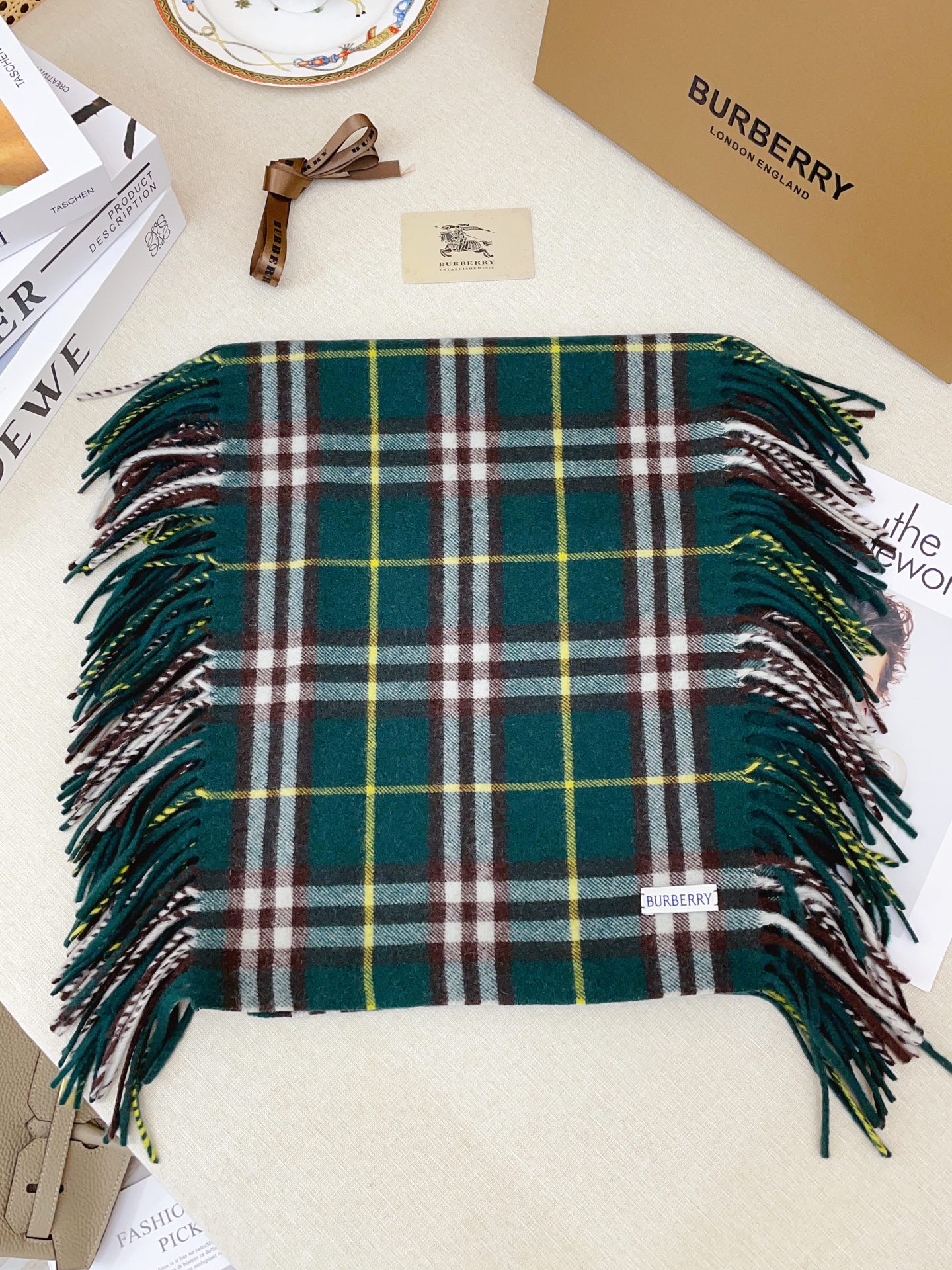 ✨✨【B家蜈蚣巾】金靖同款新品到货！采用内蒙古顶级羊绒毛，最新款男女通用情侣款👫重磅推荐💥 经典的格子，