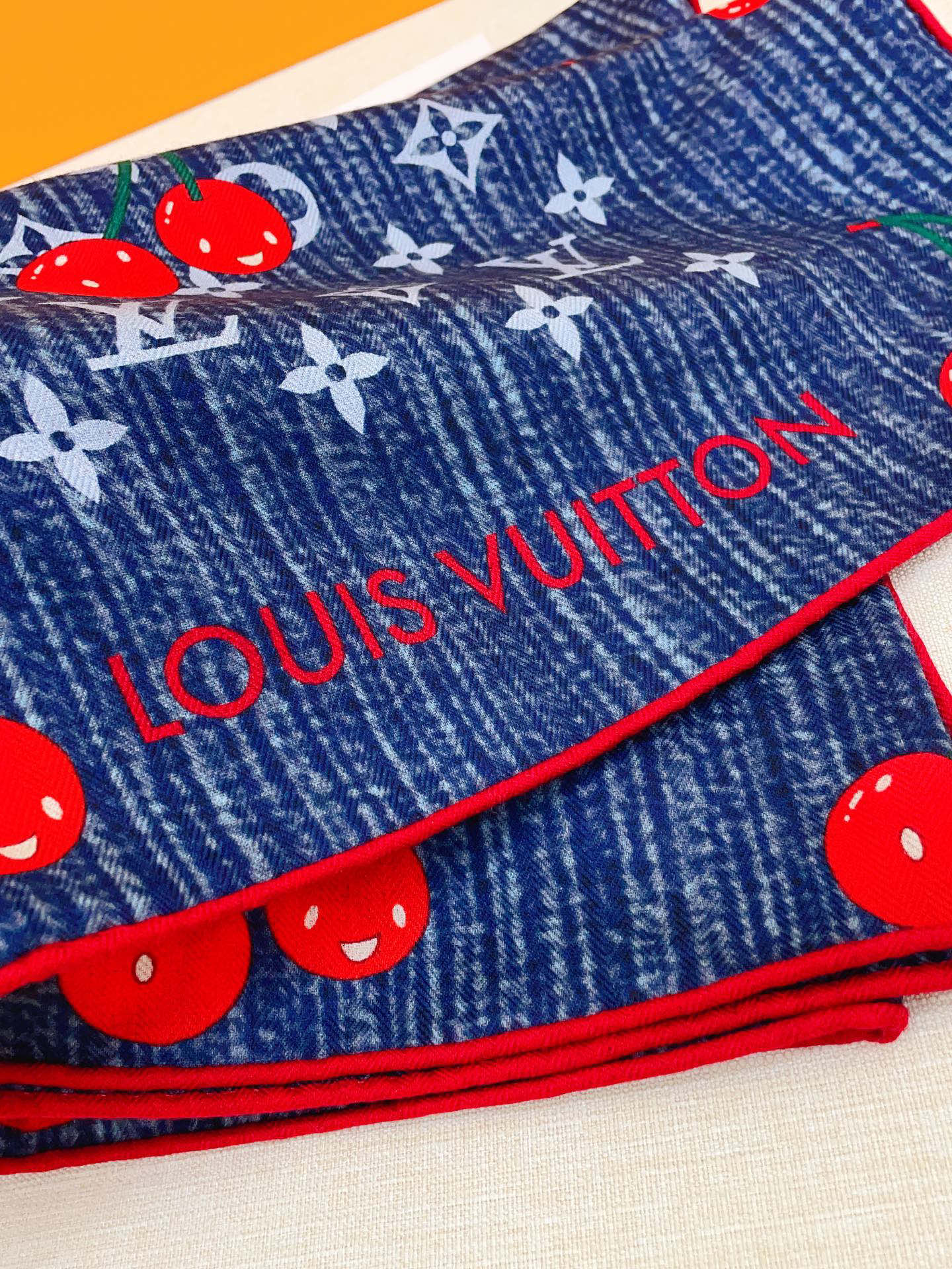 ✨✨蓝色【双面同色 丝毛款】L家羊绒新款 买了都说好看‼️推荐💕双面同色羊绒方巾‼️驴家ZG爆款🎁💟立体