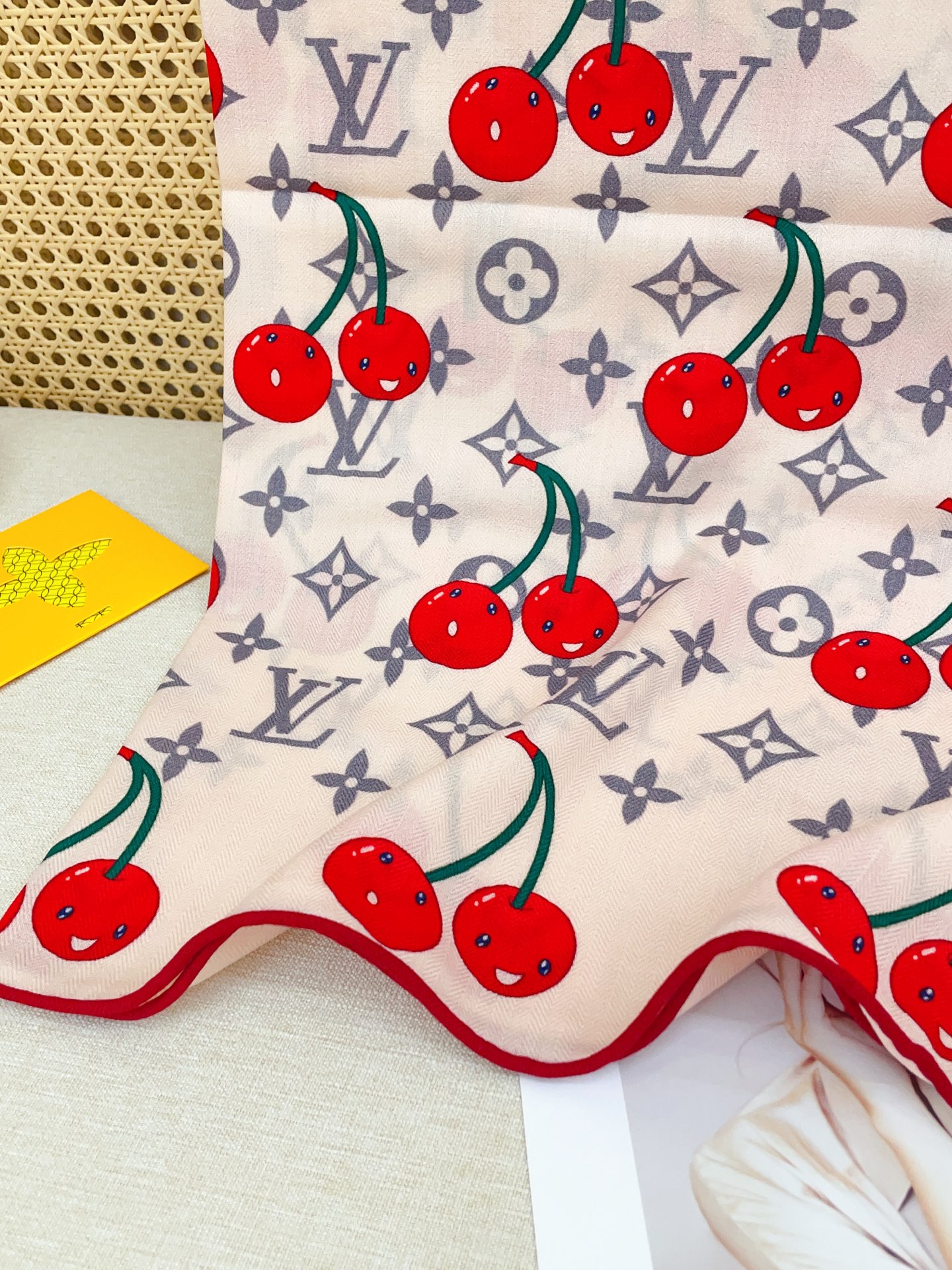 ✨✨粉白【双面同色 丝毛款】L家羊绒新款 买了都说好看‼️推荐💕双面同色羊绒方巾‼️驴家ZG爆款🎁💟立体