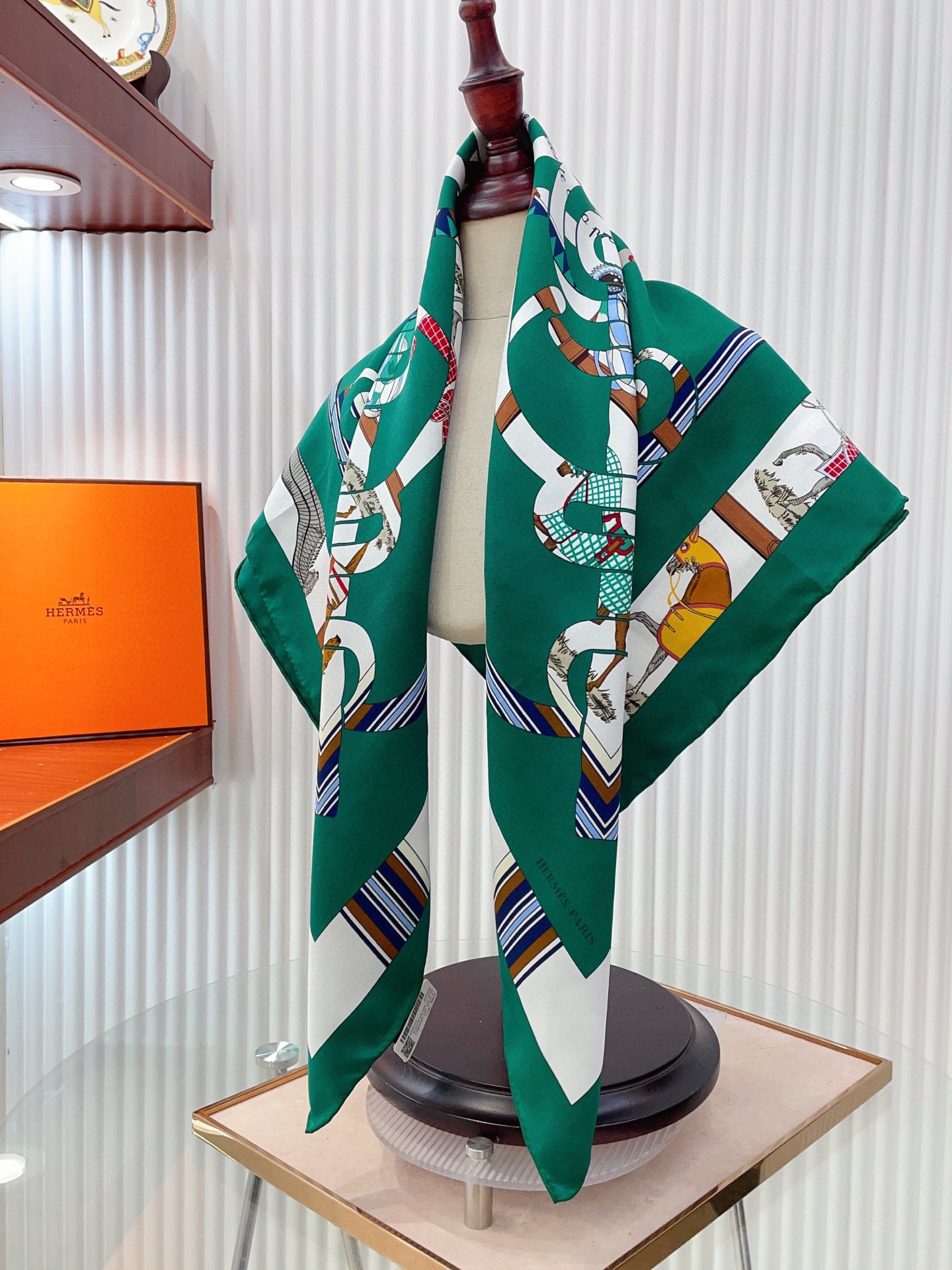 ✨✨【18姆米 双面同色】H**S真丝新款🆕👏👏买了都说好看‼️推荐💕【金质马刺 90】真丝方巾，顶级工