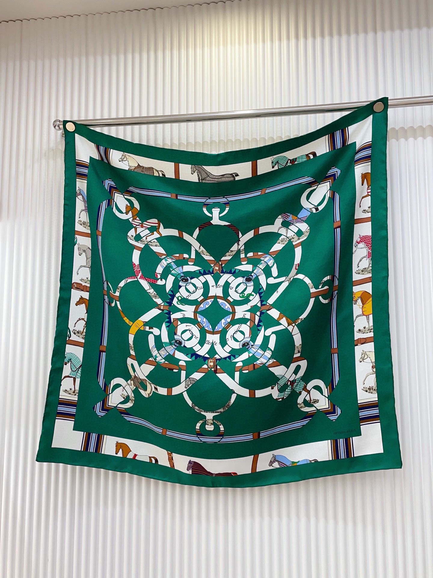 ✨✨【18姆米 双面同色】H**S真丝新款🆕👏👏买了都说好看‼️推荐💕【金质马刺 90】真丝方巾，顶级工