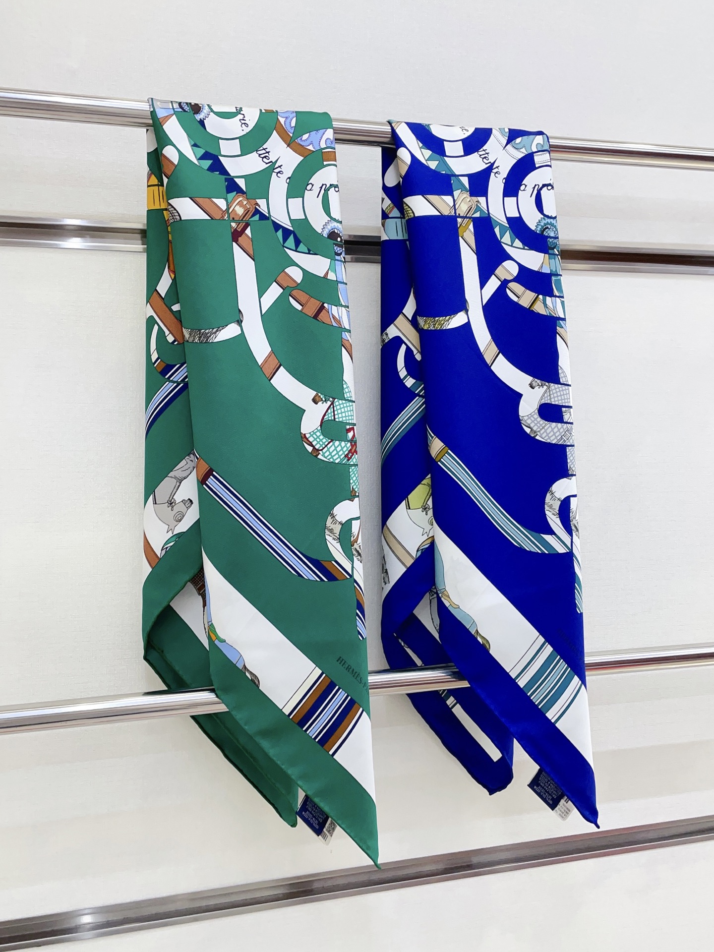 ✨✨【18姆米 双面同色】H**S真丝新款🆕👏👏买了都说好看‼️推荐💕【金质马刺 90】真丝方巾，顶级工