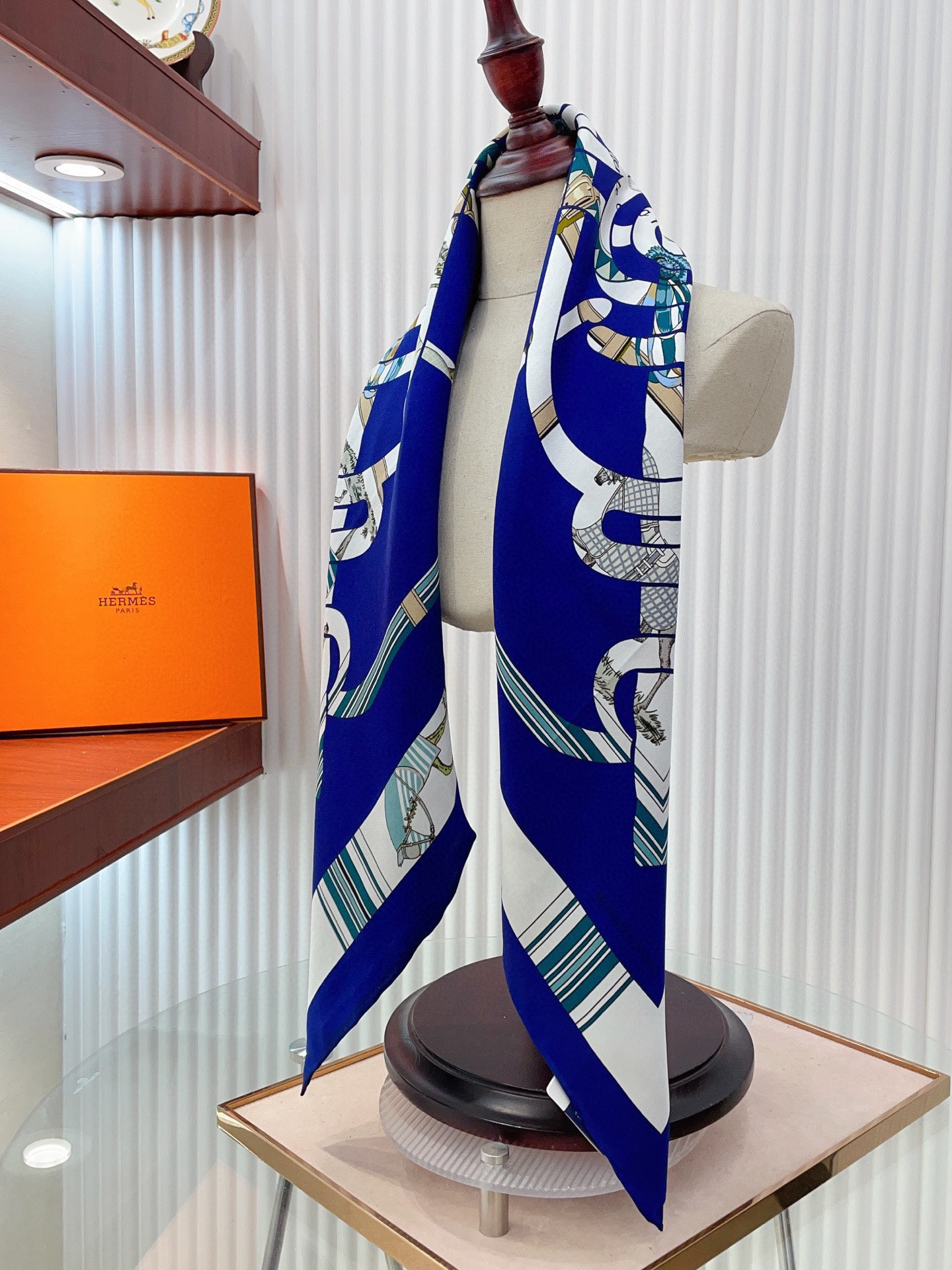 ✨✨【18姆米 双面同色】H**S真丝新款🆕👏👏买了都说好看‼️推荐💕【金质马刺 90】真丝方巾，顶级工