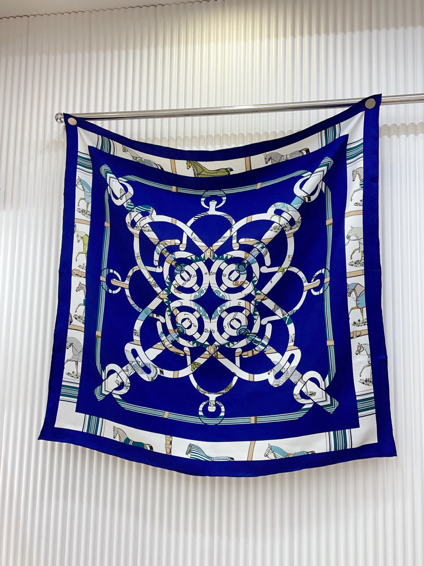 ✨✨【18姆米 双面同色】H**S真丝新款🆕👏👏买了都说好看‼️推荐💕【金质马刺 90】真丝方巾，顶级工