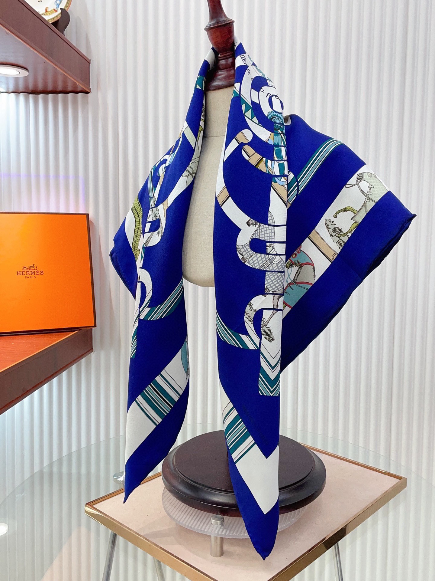 ✨✨【18姆米 双面同色】H**S真丝新款🆕👏👏买了都说好看‼️推荐💕【金质马刺 90】真丝方巾，顶级工