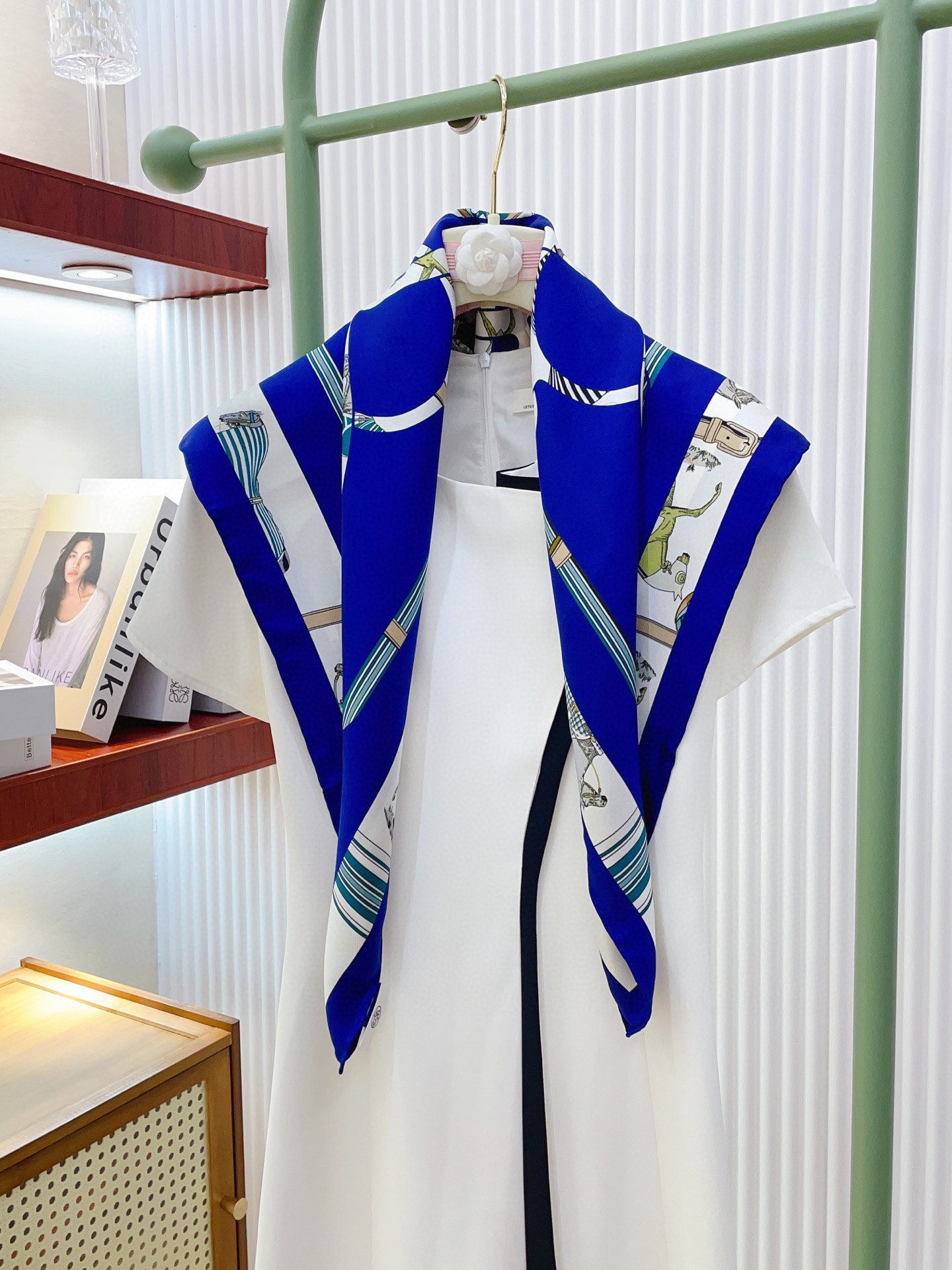 ✨✨【18姆米 双面同色】H**S真丝新款🆕👏👏买了都说好看‼️推荐💕【金质马刺 90】真丝方巾，顶级工