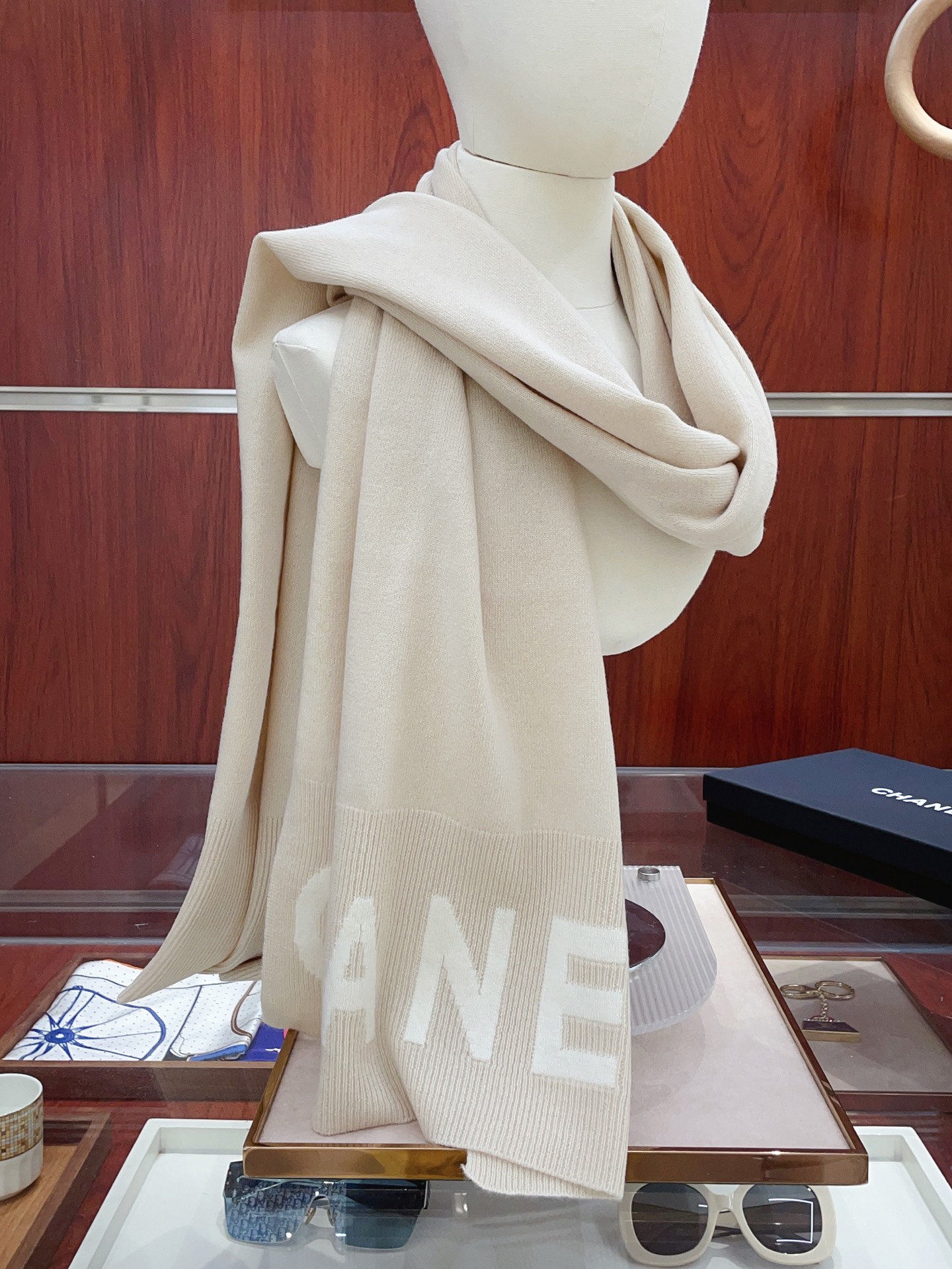 NO:339113,Xiaoxiang autumn and winter new scarf cashmere knitted long scarf is beautiful [Tear] The imperial palace-level new model is on sale. The imported pure cashmere knitted wool is extremely beautiful. Really, the upper body is extremely skin-skinned. It is versatile. Look at it yourself. The scarf size is 180*45cm, selected knitted cashmere, the first choice for gifts is high-end scarf, high-end scarf19860909小香秋冬新款围巾羊绒针织长巾美翻了[流泪]御用殿堂级极品新款在售 进口纯羊绒针织毛线美丽至极 真的 上身极为衬肤色 百搭 好看不好看自己看吧 围巾尺寸180*45cm,精选针织羊绒,送礼首选佳品高版本围巾,高版本围巾,scarf