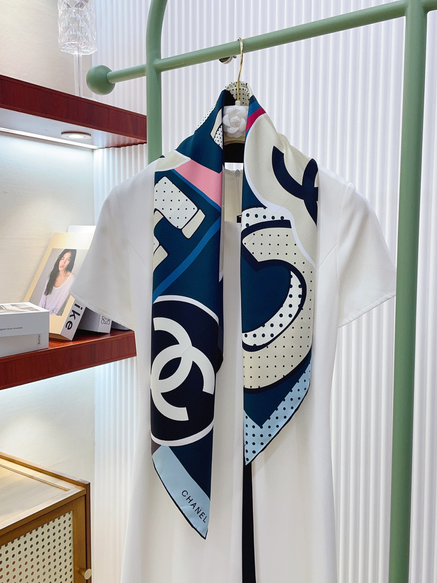 NO:341406,[18 Mmi, double-sided same color] New little fragrance [classic elements combination] Beautiful [Tear] The imperial palace-level classic element pattern design style is extremely beautiful. Really, the upper body is extremely skin-skin color versatile. Look at it yourself if you look good or not. Size 90x90cm Twill silk high-version scarf, high-version scarf, real silk.19860909【18姆米 双面同色】新款小香【经典元素组合】美翻了[流泪]御用殿堂级极品经典元素图案设计风格美丽至极 真的 上身极为衬肤色 百搭 好看不好看自己看吧 尺寸90x90cm 斜纹真丝高版本围巾,高版本围巾,real silk,scarf