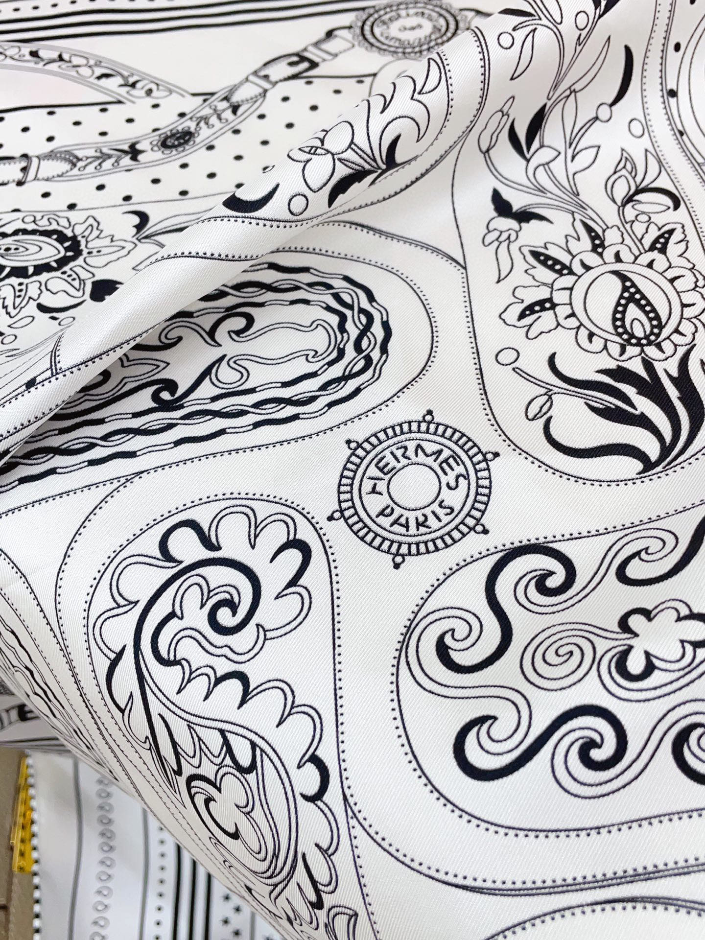 ✨✨【18姆米 双面同色】H**S真丝新款🆕👏👏买了都说好看‼️推荐💕【亚马逊的节日 90】真丝方巾，顶