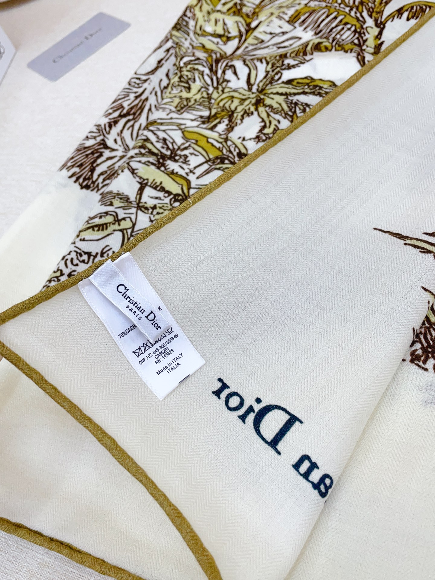 ✨✨【双面同色 丝毛款】CD家羊绒新款 买了都说好看‼️推荐💕双面同色羊绒方巾‼️D家ZG爆款🎁💟立体呈