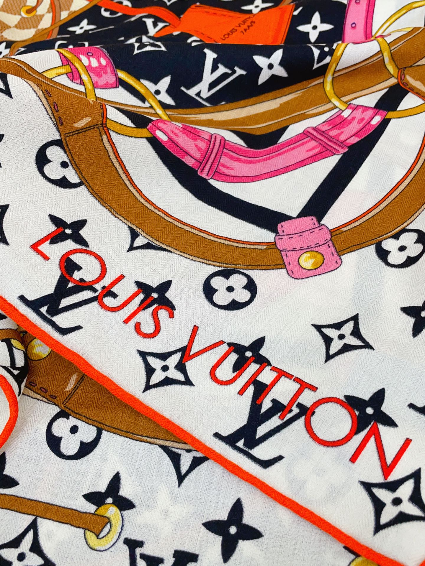 ✨✨【双面同色 丝毛款】L家羊绒新款 买了都说好看‼️推荐💕双面同色羊绒方巾‼️驴家ZG爆款🎁💟立体呈现