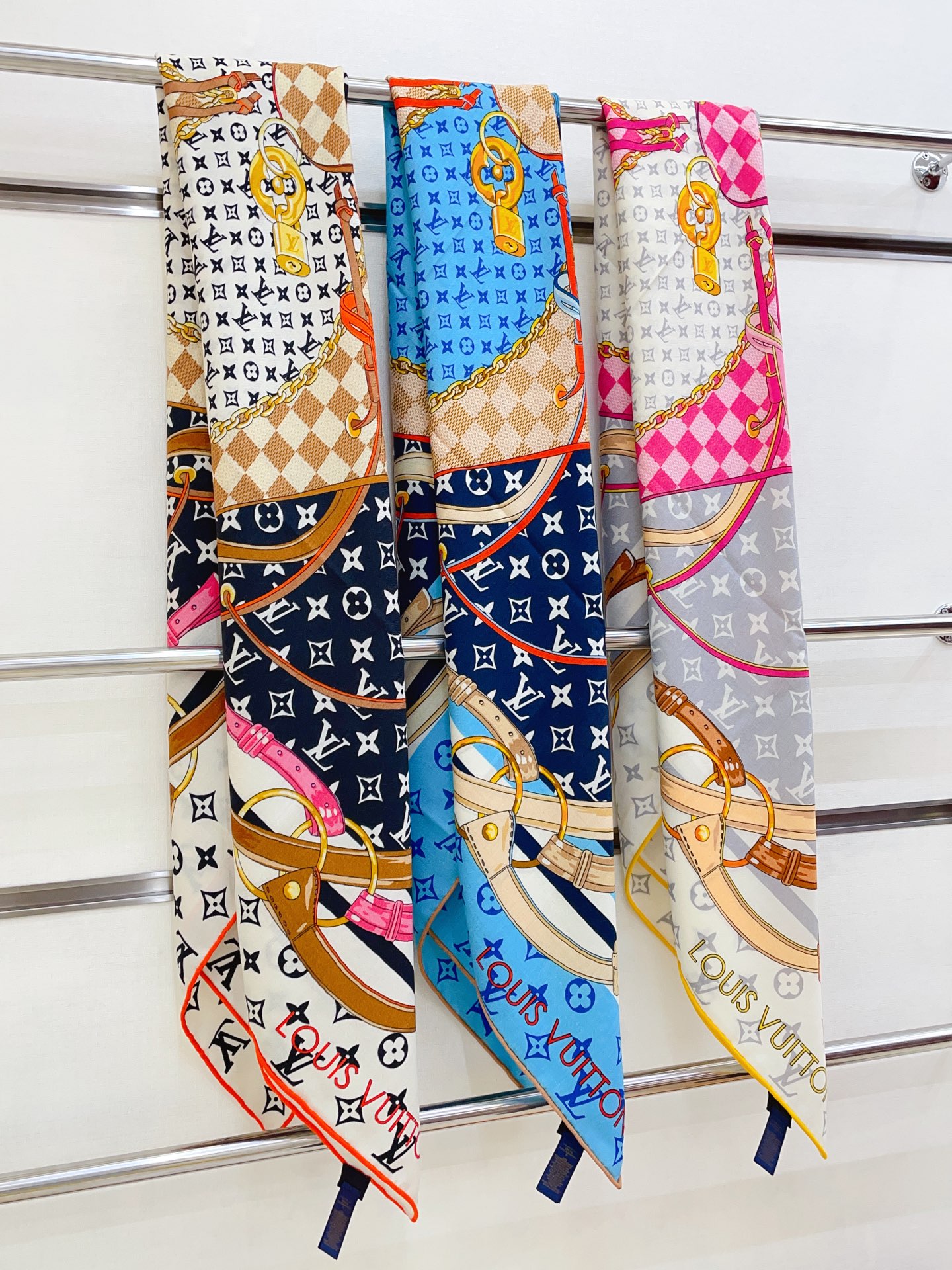 ✨✨【双面同色 丝毛款】L家羊绒新款 买了都说好看‼️推荐💕双面同色羊绒方巾‼️驴家ZG爆款🎁💟立体呈现