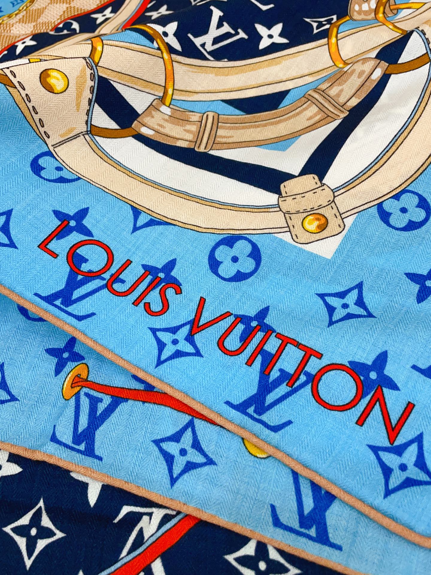 ✨✨【双面同色 丝毛款】L家羊绒新款 买了都说好看‼️推荐💕双面同色羊绒方巾‼️驴家ZG爆款🎁💟立体呈现