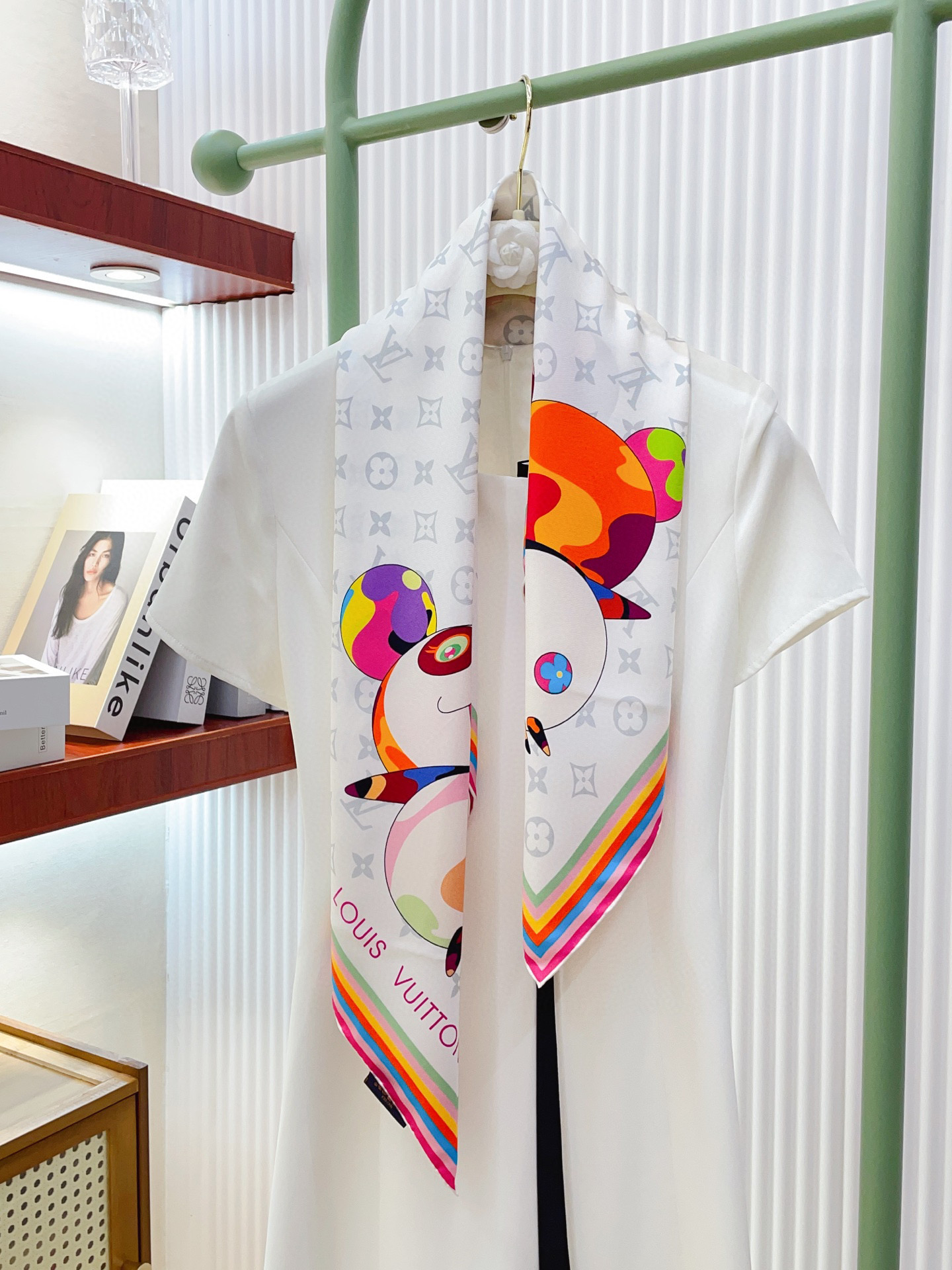 NO:338724,[18 Mmi Double-sided and same color] The upper body effect is crazy. I like the counter. It is also just launched on the shelves. L*’s latest style~ It’s very eye-catching. This kind of element of L has always been the aura of a high-end woman. The combination of fashion and femininity is just right. This combination is really fashionable. Elegant and feminine are very suitable for daily matching. The touch is made of gloss and curly edges. Custom-grade fabrics give the scarf more easy to shape. A very heavy and luxurious design, but the upper body looks unique and noble temperament!  Simple base with this scarf, simple matching gives people a very comfortable and tasteful brand feel... Recommended 90*90cm top twill silk square scarf, high-version scarf, real silk19860909【18姆米 双面同色】上身效果疯狂的喜欢专柜也是刚刚上架的,L*最最新款~非常有看头,L的这类元素一直是高级女人的气场感,时髦和女人味融合的刚刚好这样的搭配真的是好时髦,优雅女人味非常适合日搭的配色手感,光泽感,卷边都做的非常好,定制级面料.赋予了围巾更非常容易造型.非常重磅奢华的设计,上身却别样衬得人高贵气质！简单的打底配此款围巾,简单的搭配却给人非常舒适有品味的大牌感…推荐90*90cm顶级斜纹真丝方巾高版本围巾,高版本围巾,real silk,scarf