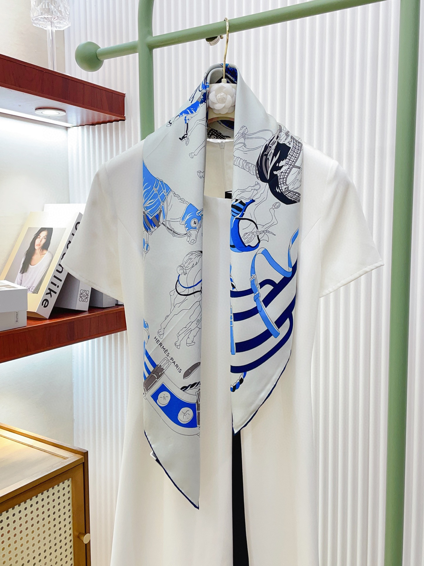 NO:338634,[18 Mmi Double-sided and same color] H**S silk new style is recommended when you buy it [Round Field Walk 90] Silk square scarf, top-level craftsmanship and value-added counters, three-dimensional presentation patterns and patterns, physical grades, high-end technology, high-end research and development, and special cutting-edge technology processing is loved by Bai Fumei. Whether it is quality, style, price, they scream, super high cost-effectiveness, absolutely worth buying twill silk, size 90cm*90cm high version scarf, high version scarf, real silk,19860909【18姆米 双面同色】H**S真丝新款买了都说好看推荐【圆场漫步90】真丝方巾,顶级工艺超值专柜爆款立体呈现图案纹路实物档次极高特殊工艺高端研发惊艳问世特殊尖端工艺处理受到白富美的喜欢 无论是品质 款式 价格都令大牌控的她们尖叫 超高性价比 绝对值得入手斜纹真丝,尺寸90cm*90cm高版本围巾,高版本围巾,real silk,scarf