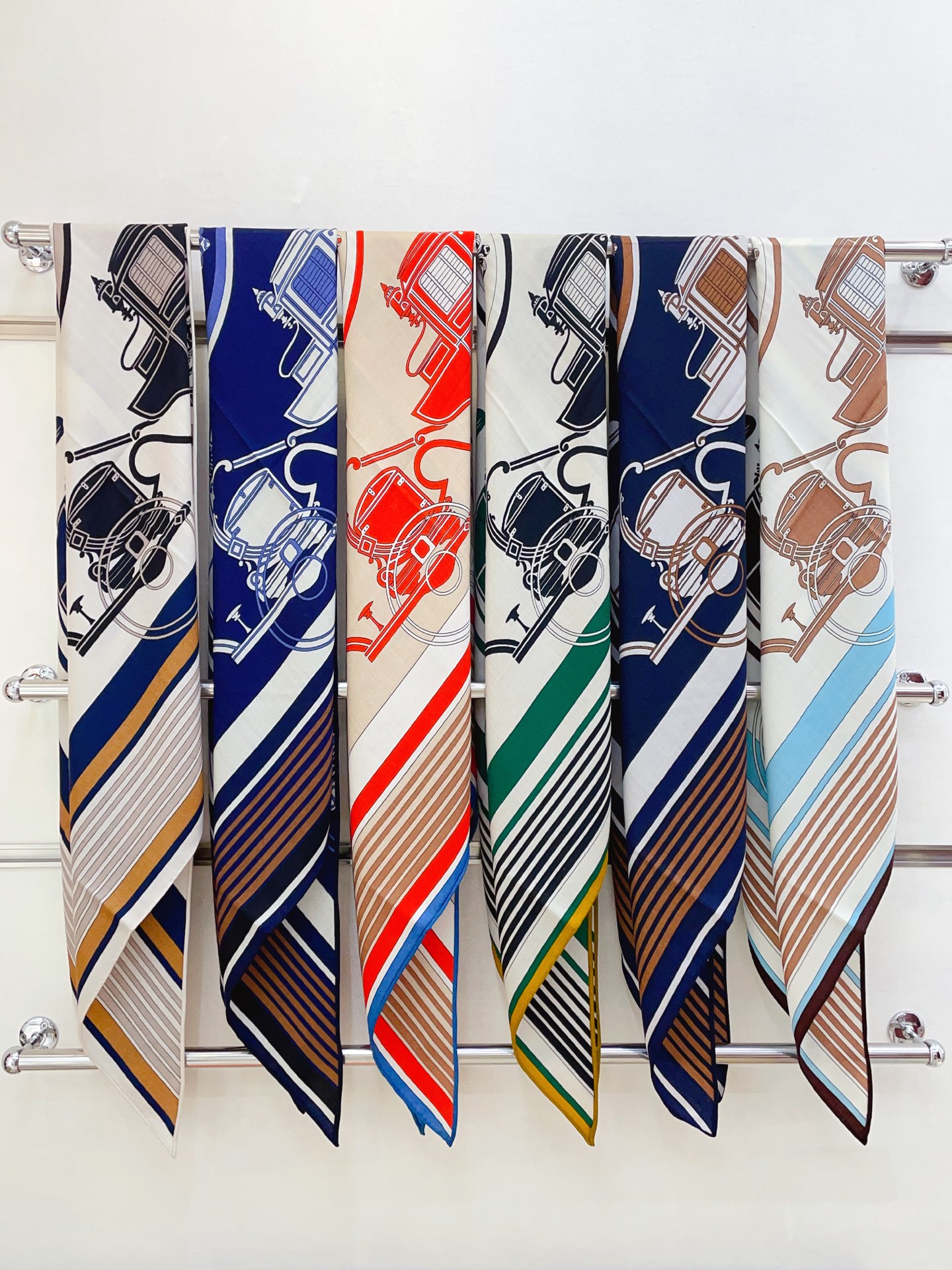 ✨✨【加厚丝毛款 双面同色】上新💏顶级H家专柜最新款【藏书章 大三角巾】多功能三角巾 🎀🎀，色彩明丽，格