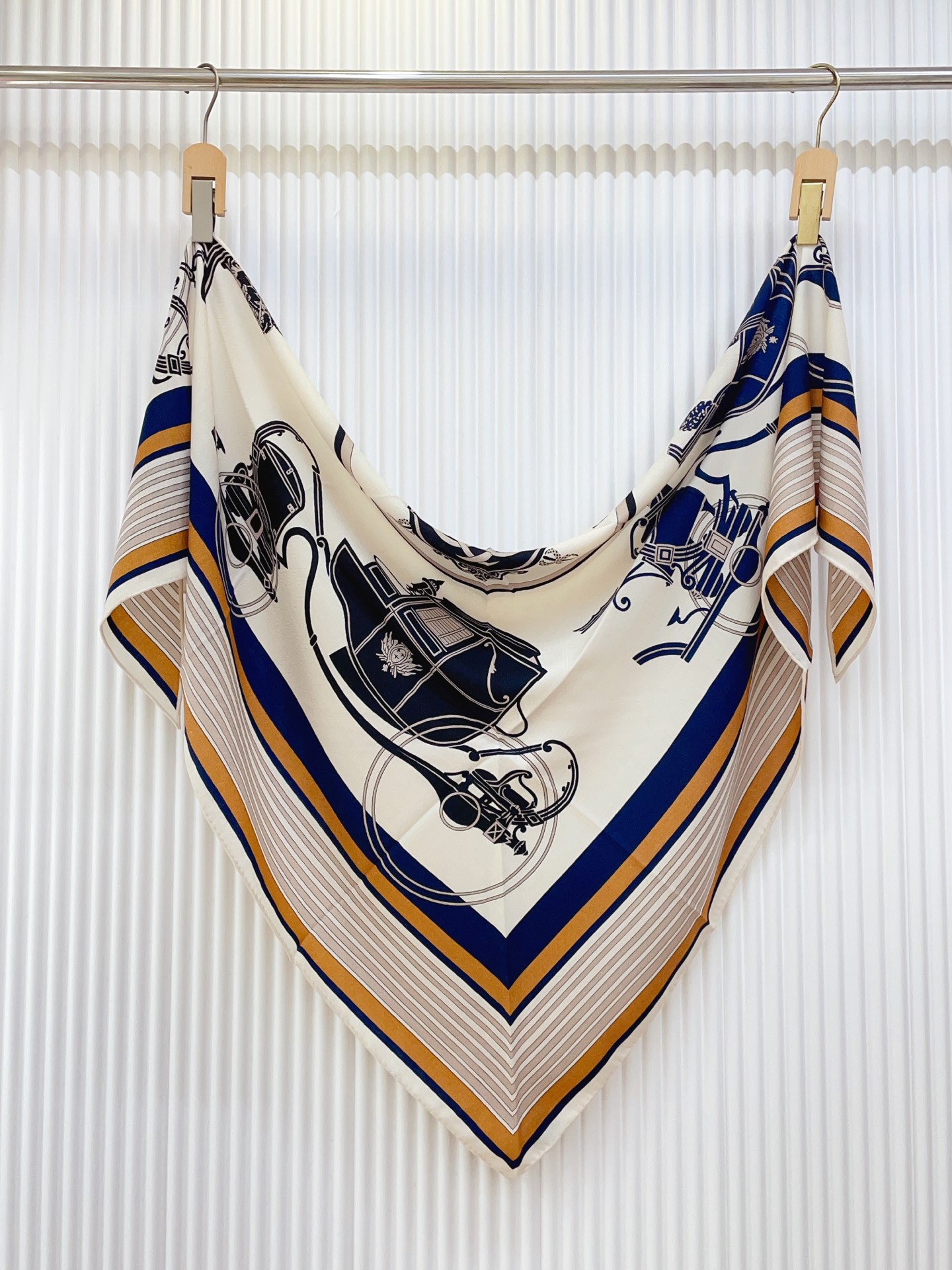 ✨✨【加厚丝毛款 双面同色】上新💏顶级H家专柜最新款【藏书章 大三角巾】多功能三角巾 🎀🎀，色彩明丽，格