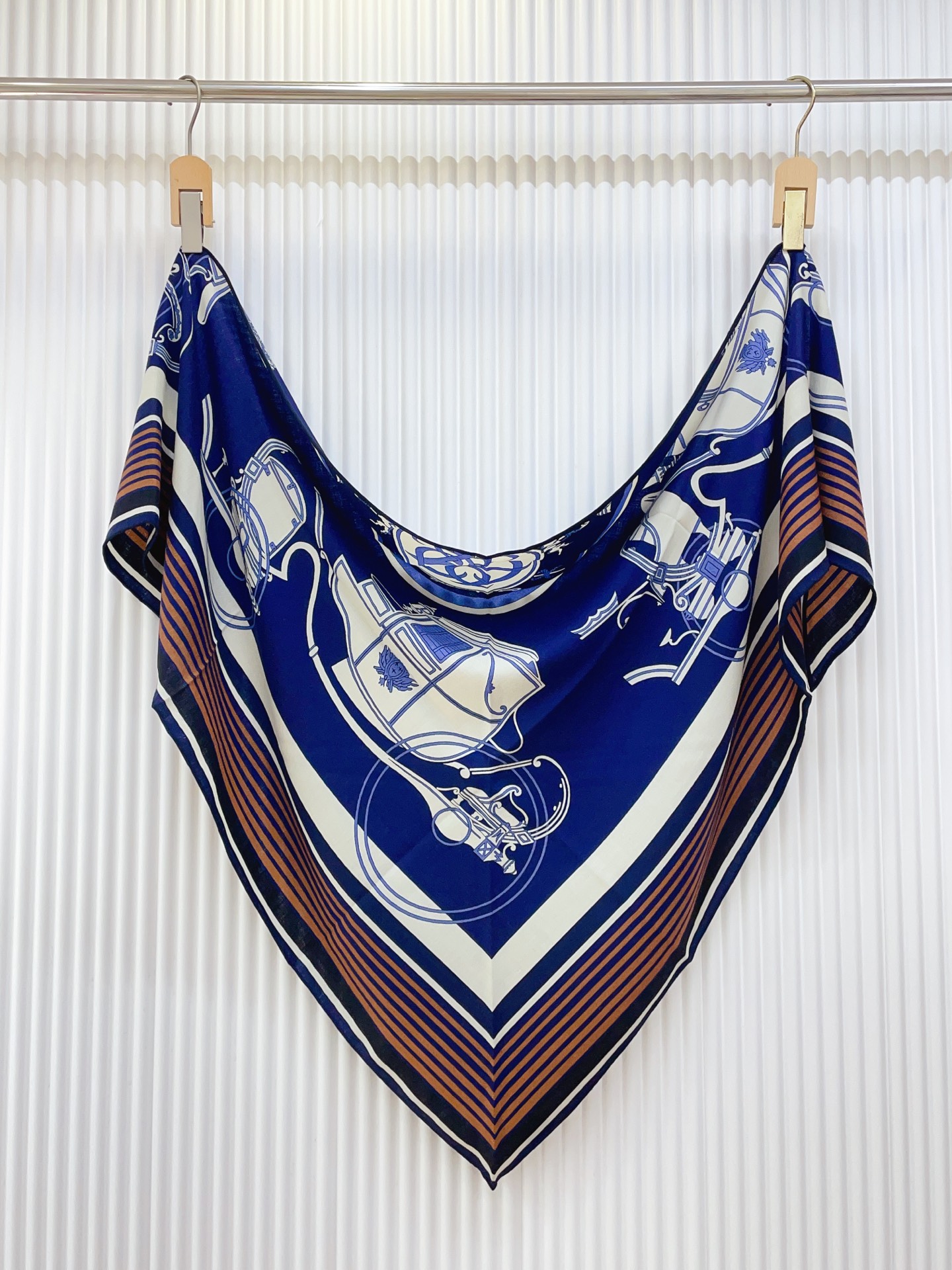 ✨✨【加厚丝毛款 双面同色】上新💏顶级H家专柜最新款【藏书章 大三角巾】多功能三角巾 🎀🎀，色彩明丽，格