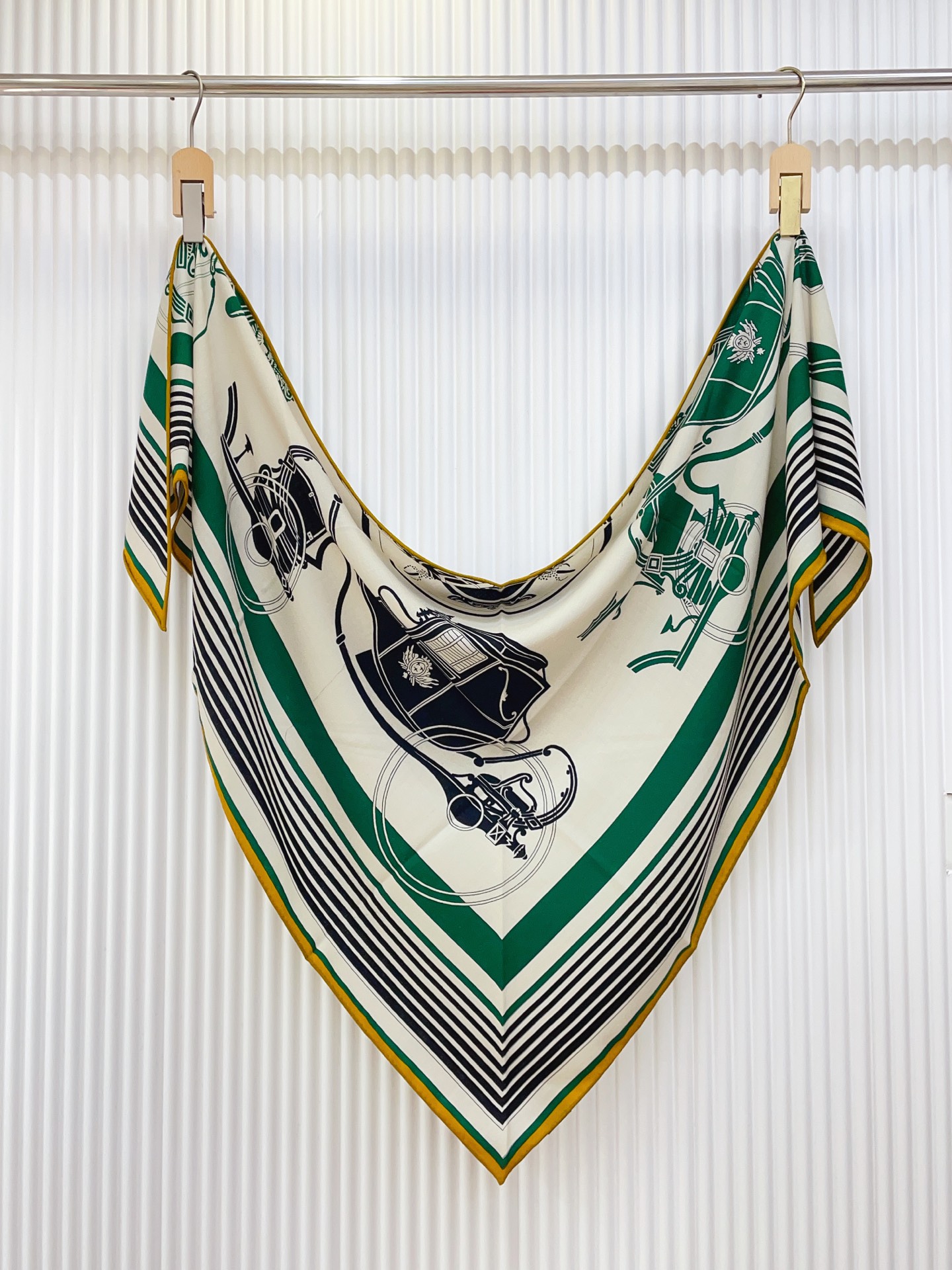 ✨✨【加厚丝毛款 双面同色】上新💏顶级H家专柜最新款【藏书章 大三角巾】多功能三角巾 🎀🎀，色彩明丽，格